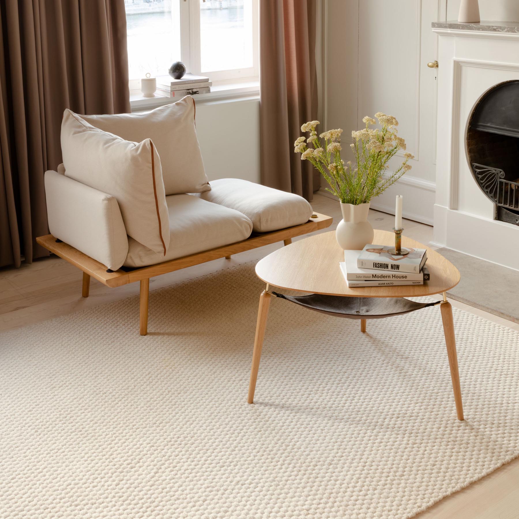 Stylisches Lounge Around 1.5-Sitzer Sofa von Umage, ideal für gemütliche Stunden und zeitgemäße Einrichtung in sanften Tönen.