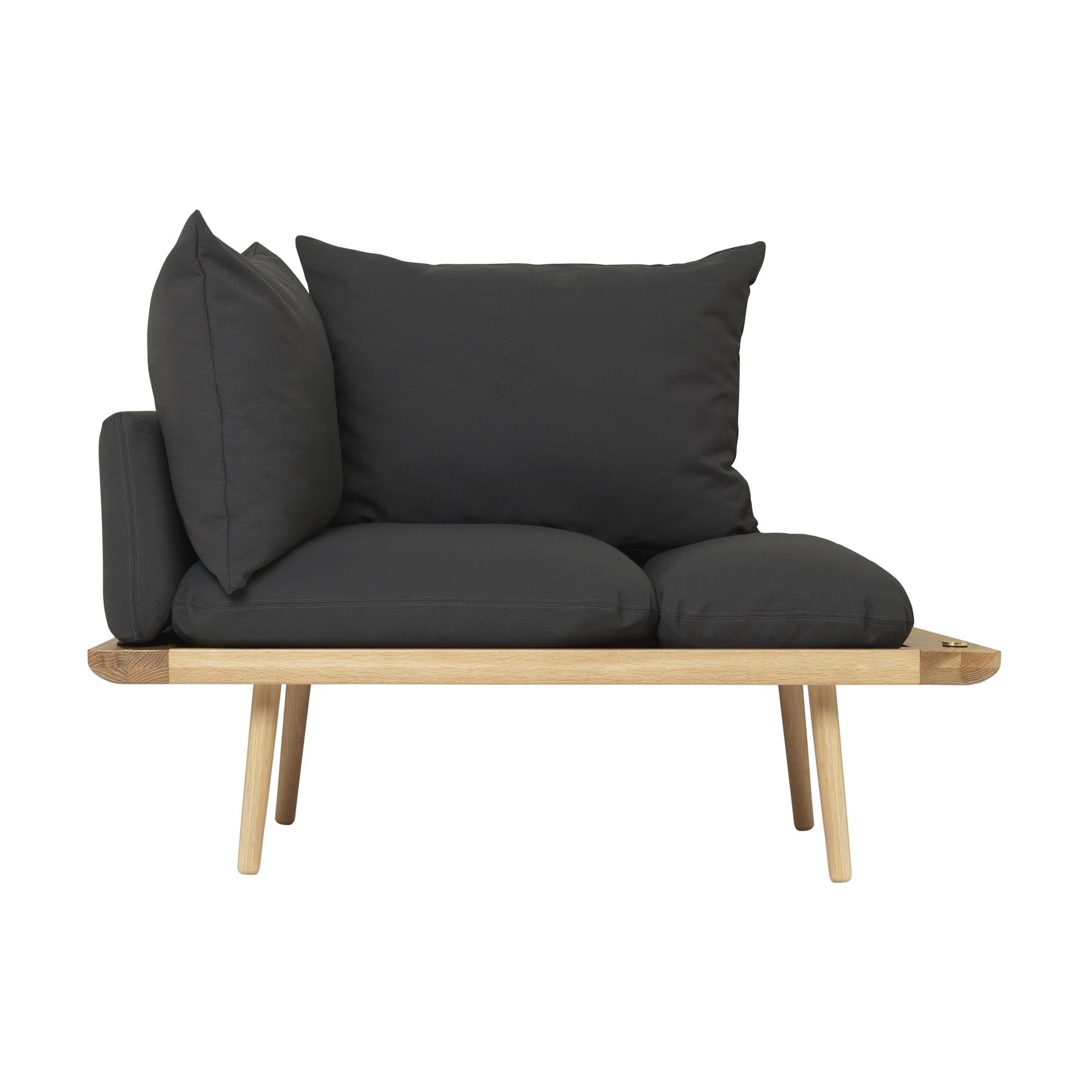 Lounge Around 1.5-Sitzer Sofa in Shadow präsentiert im Onlineshop von KAQTU Design AG. 2er Sofa ist von Umage