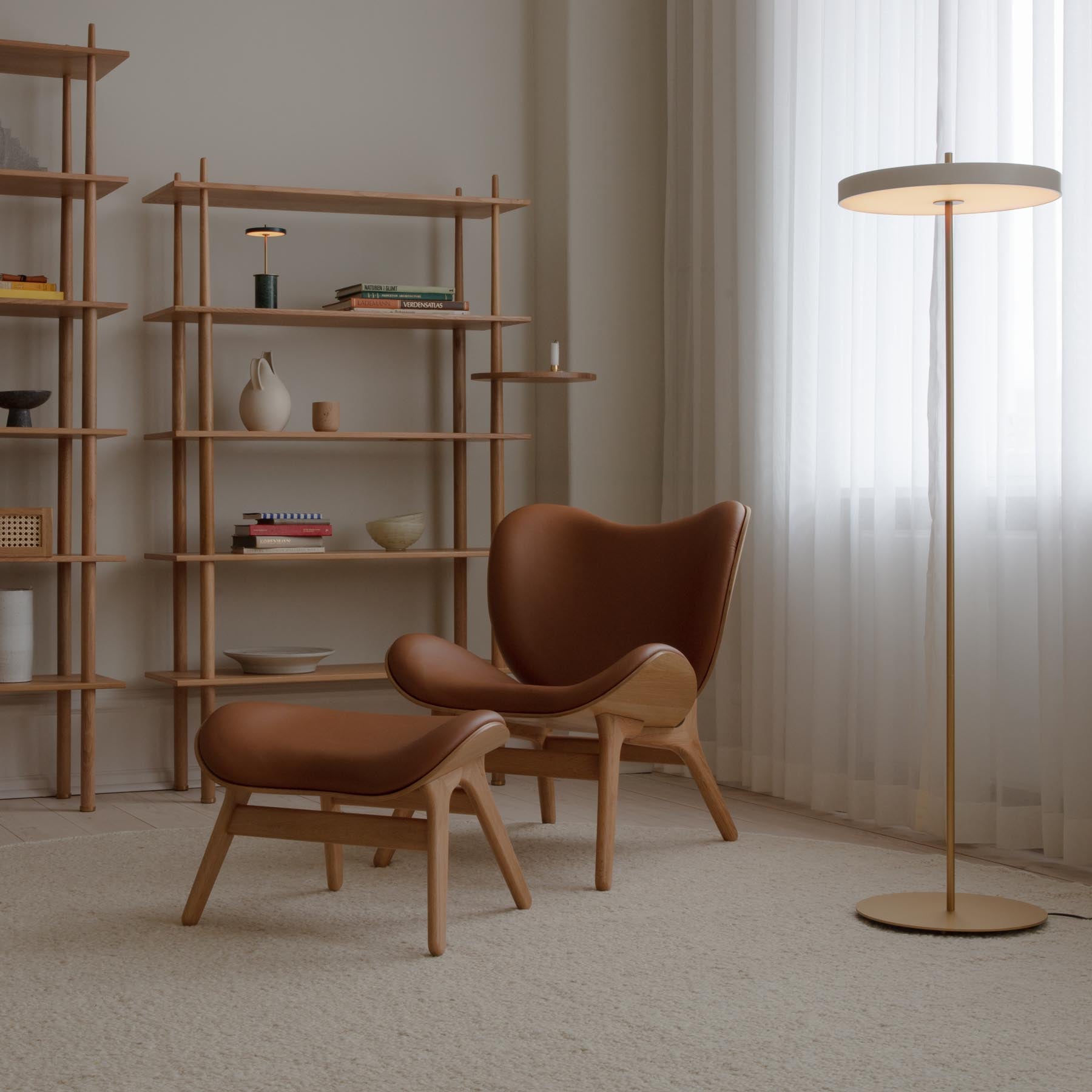 Eleganter Cognacfarbener Ottoman von Umage, ideal für stilvolle Wohnräume und als Blickfang in jedem Raum.