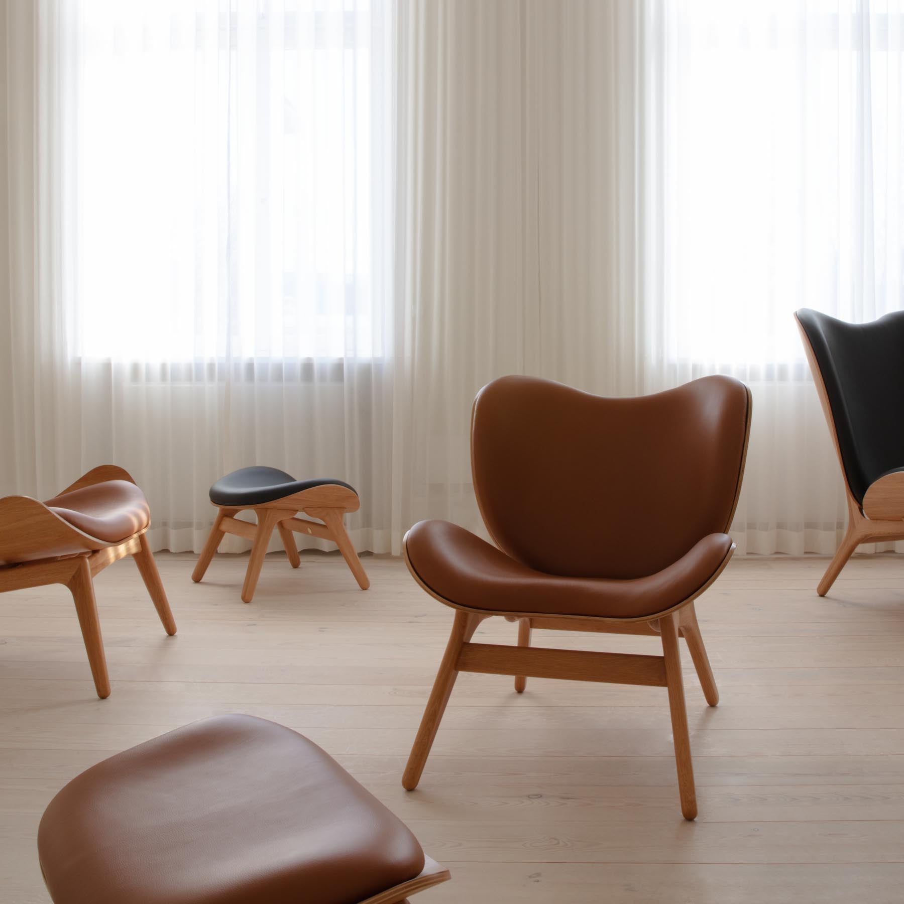 Stilvoller Ottoman in warmem Cognac, perfekt für moderne Interiors und als einzigartiges Designelement in jedem Raum.