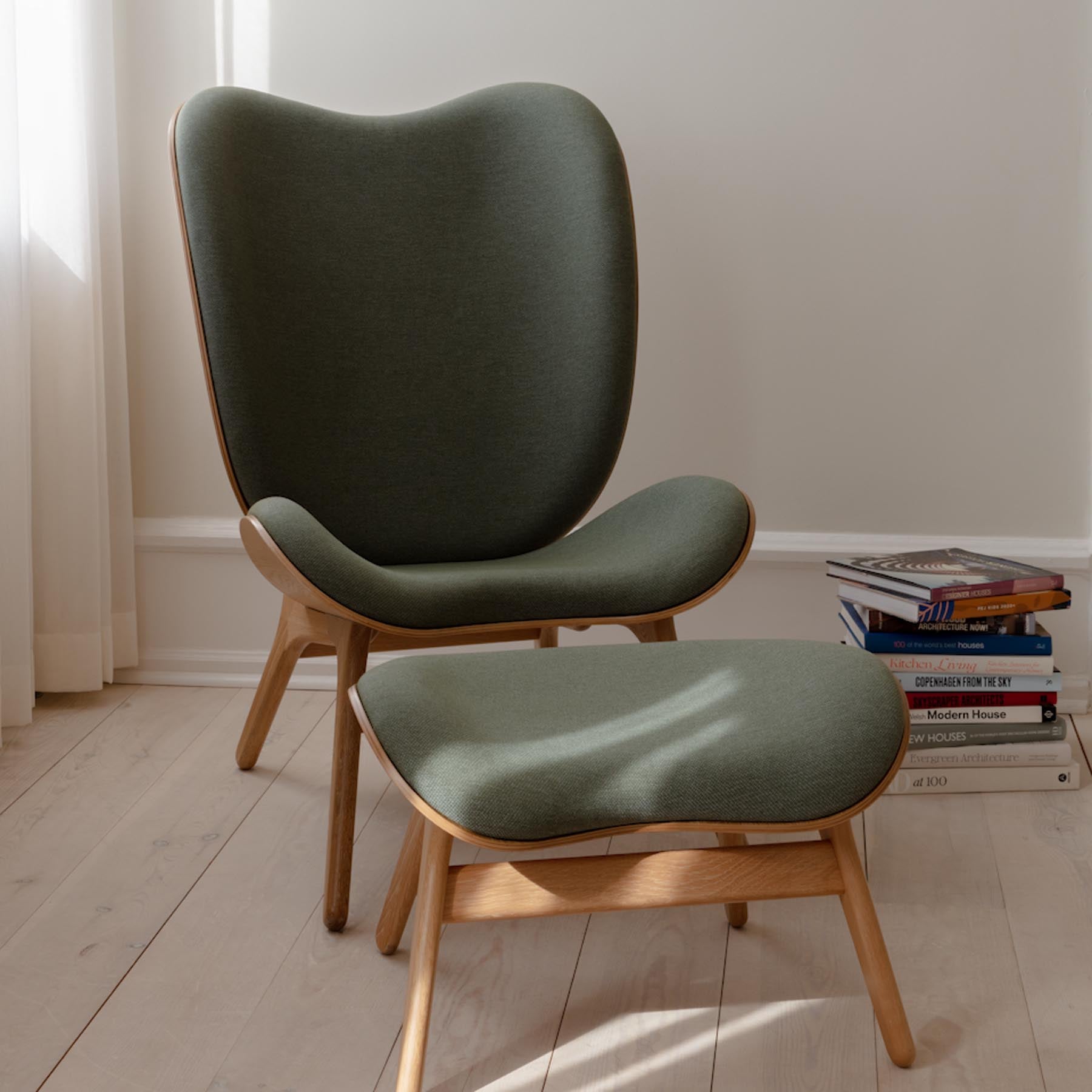 Stilvoller Ottoman von Umage in sanften Farben, perfekt für entspannte Gespräche und als Blickfang in jedem Raum.