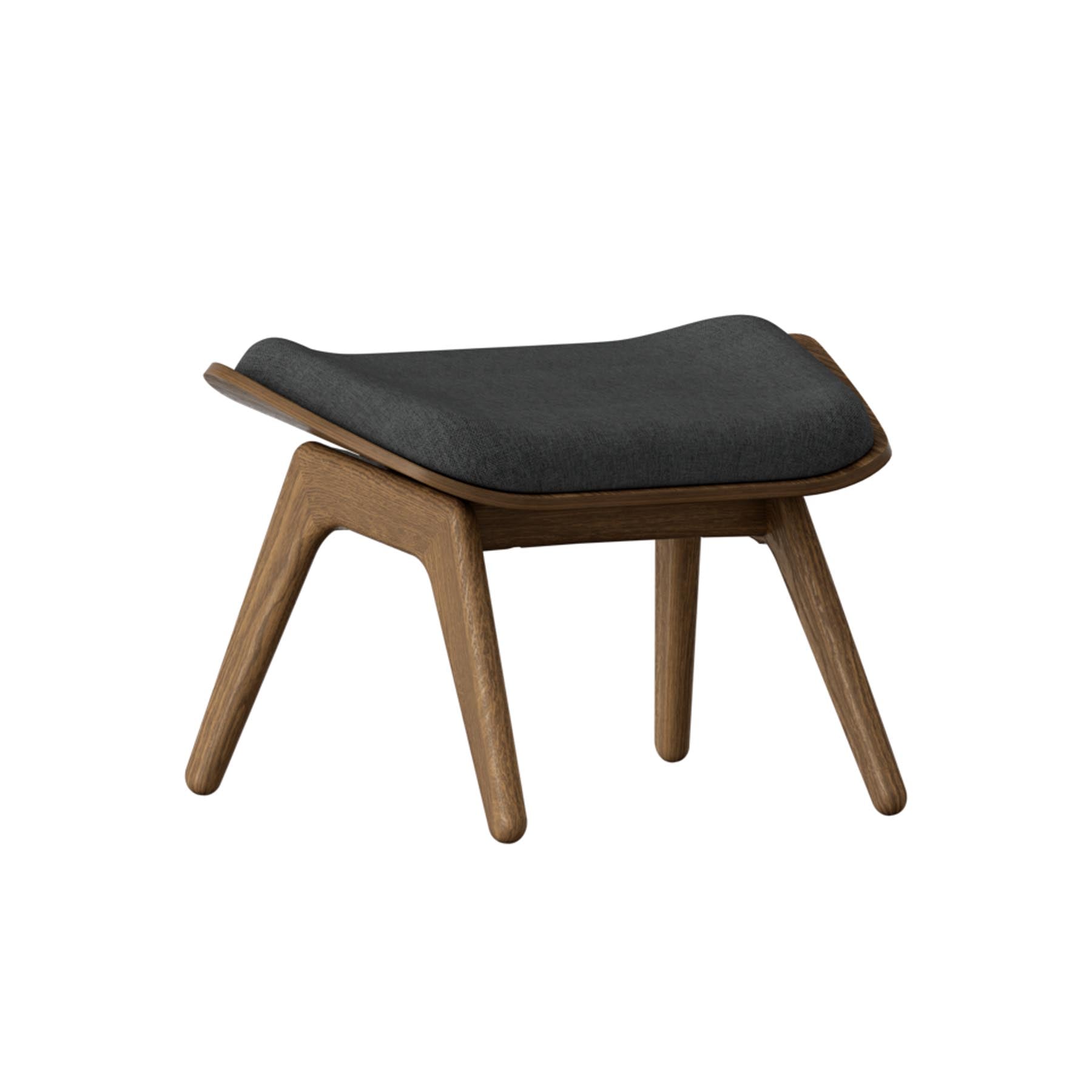 Stilvoller Reader Ottoman in der Farbe Shadow von Umage, perfekt für entspannte Leseecken und moderne Inneneinrichtungen.