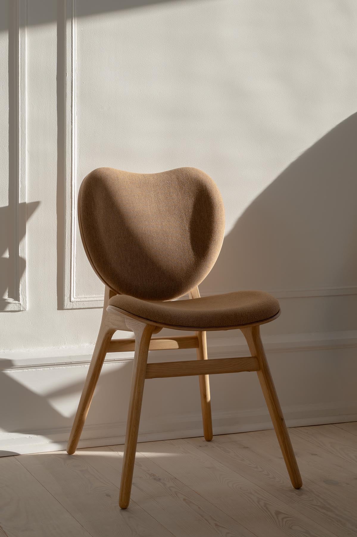 A Conversation Piece Esszimmerstuhl in Sugar Brown präsentiert im Onlineshop von KAQTU Design AG. Stuhl ist von Umage