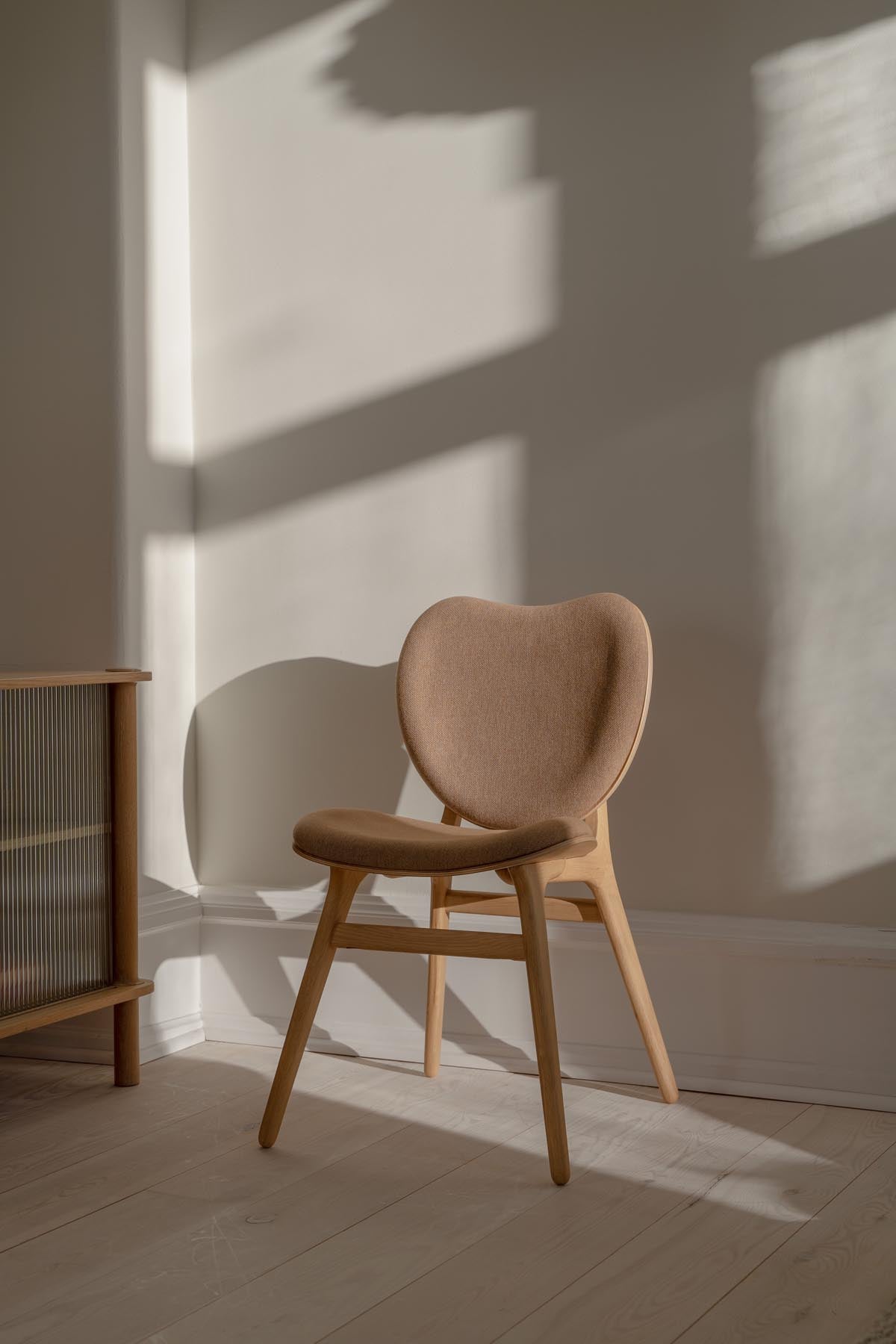 Eleganter Esszimmerstuhl A Conversation Piece von Umage in Sugar Brown, ideal für ein modernes und einladendes Wohnambiente.