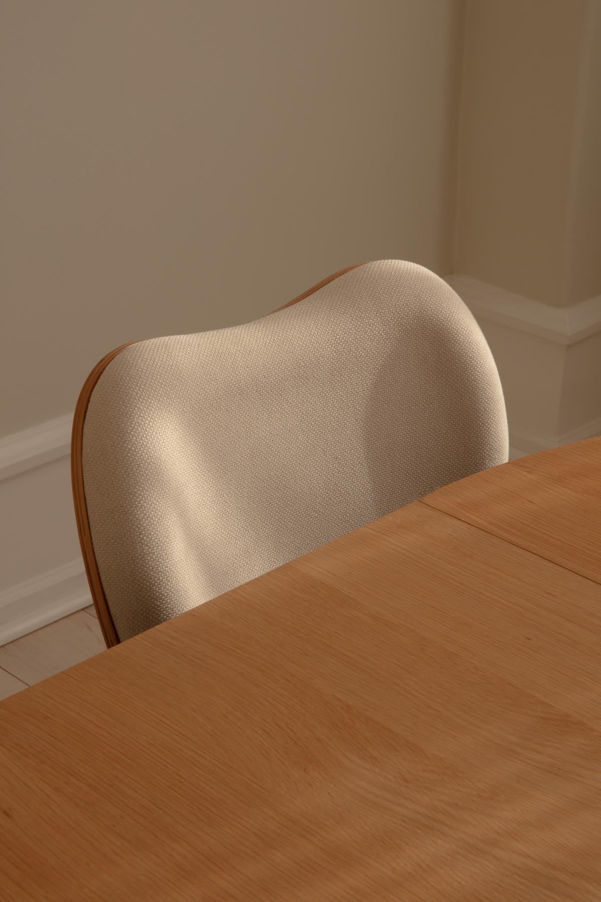 Moderner A Conversation Piece Esszimmerstuhl von Umage in White Sands, perfekt für einladende und geschmackvolle Essbereiche.