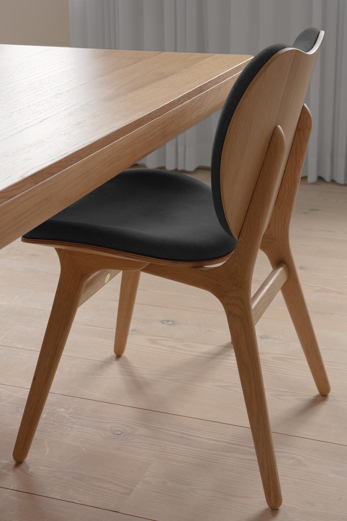 Eleganter A Conversation Piece Esszimmerstuhl von Umage in stilvollem Shadow, ideal für moderne Esszimmergestaltung.