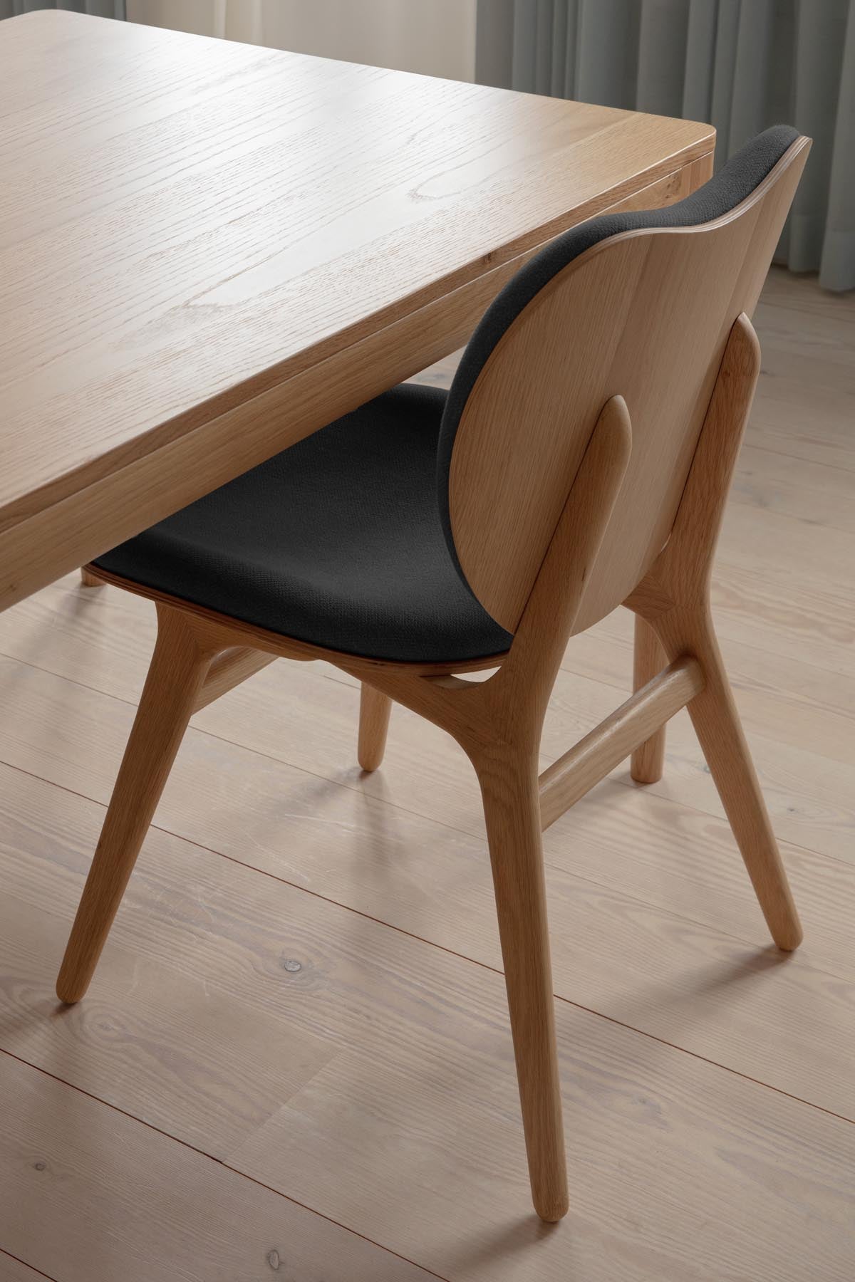 A Conversation Piece Esszimmerstuhl in Shadow präsentiert im Onlineshop von KAQTU Design AG. Stuhl ist von Umage