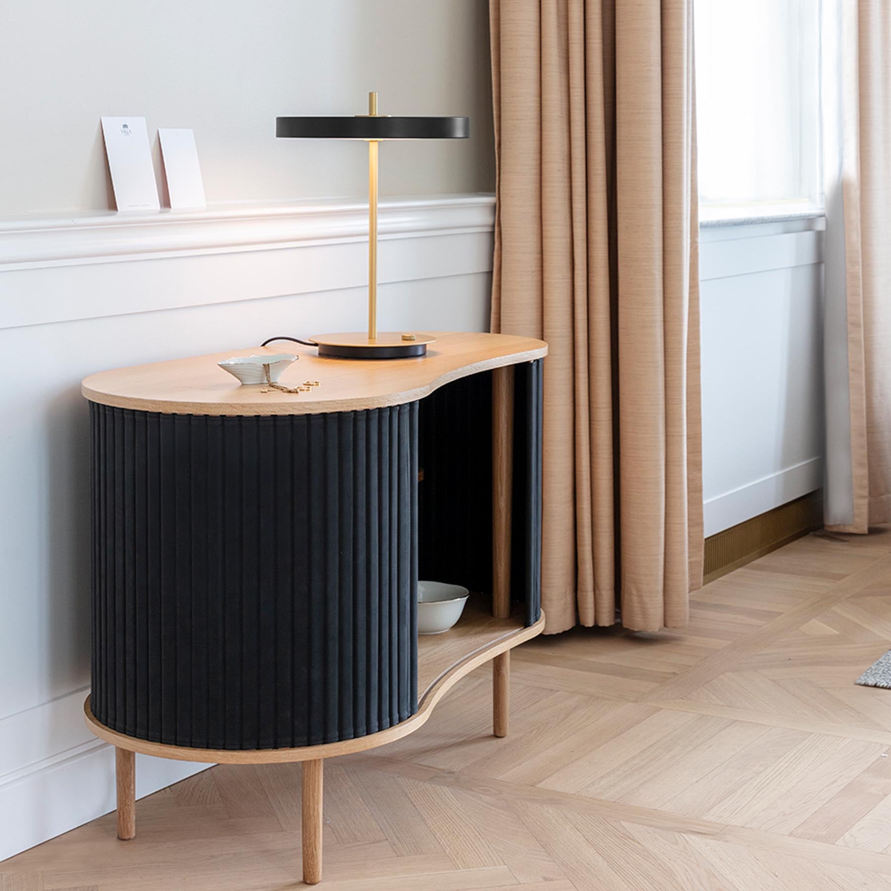 Elegantes Audacious Sideboard von Umage in Charcoal, stilvoll inszeniert in einem modernen Wohnambiente.