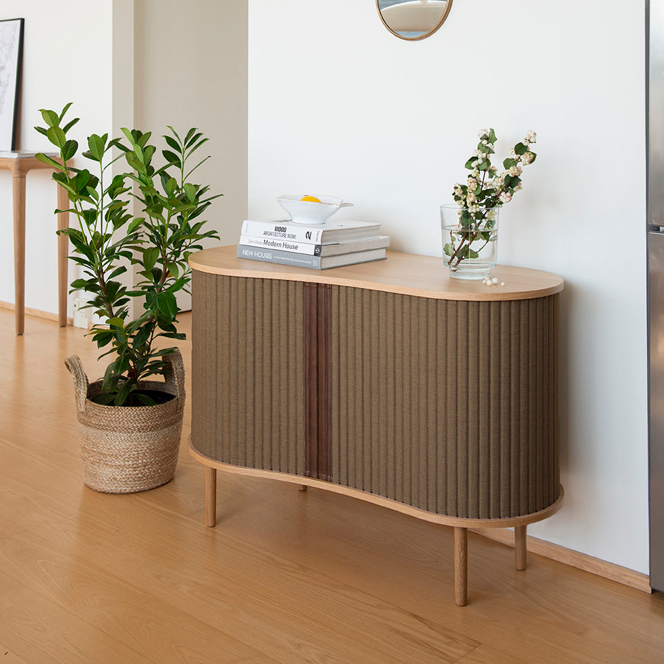 Elegante Audacious Kommode in Zuckerbraun, stilvoll inszeniert in einem modernen Wohnambiente, ideal für jeden Raum.