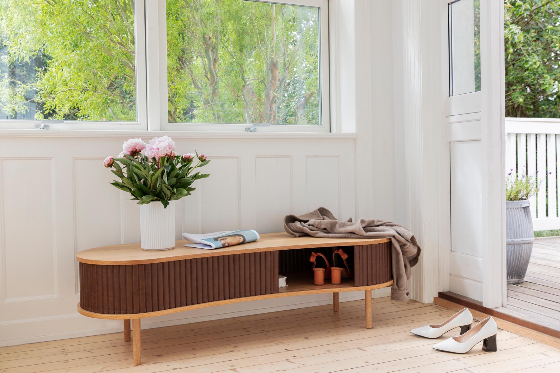 Elegante Audacious TV Bank von Umage in warmem Haselnuss-Finish, ideal für stilvolle Wohnräume und praktische TV-Präsentation.