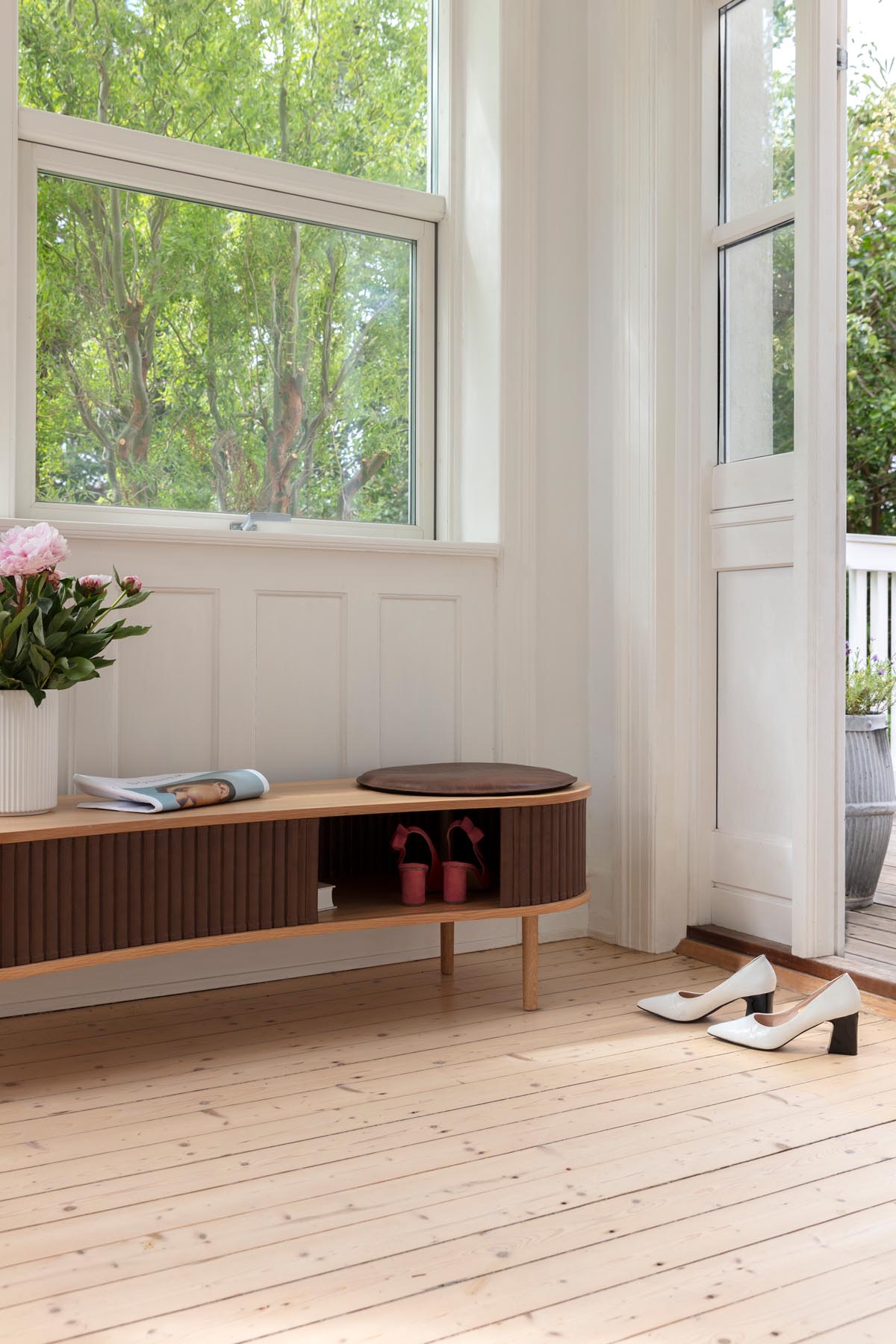 Elegante Audacious TV Bank von Umage in warmem Haselnuss, ideal für stilvolle Wohnräume und praktische TV-Präsentation.