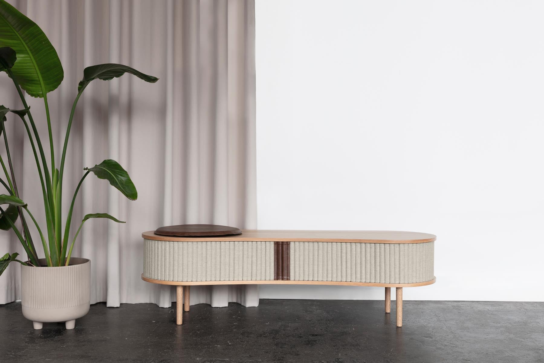 Elegante Audacious TV Bank von Umage in sanften Weißtönen, ideal für ein modernes Wohnambiente und zur stilvollen Aufbewahrung von Mediengeräten.