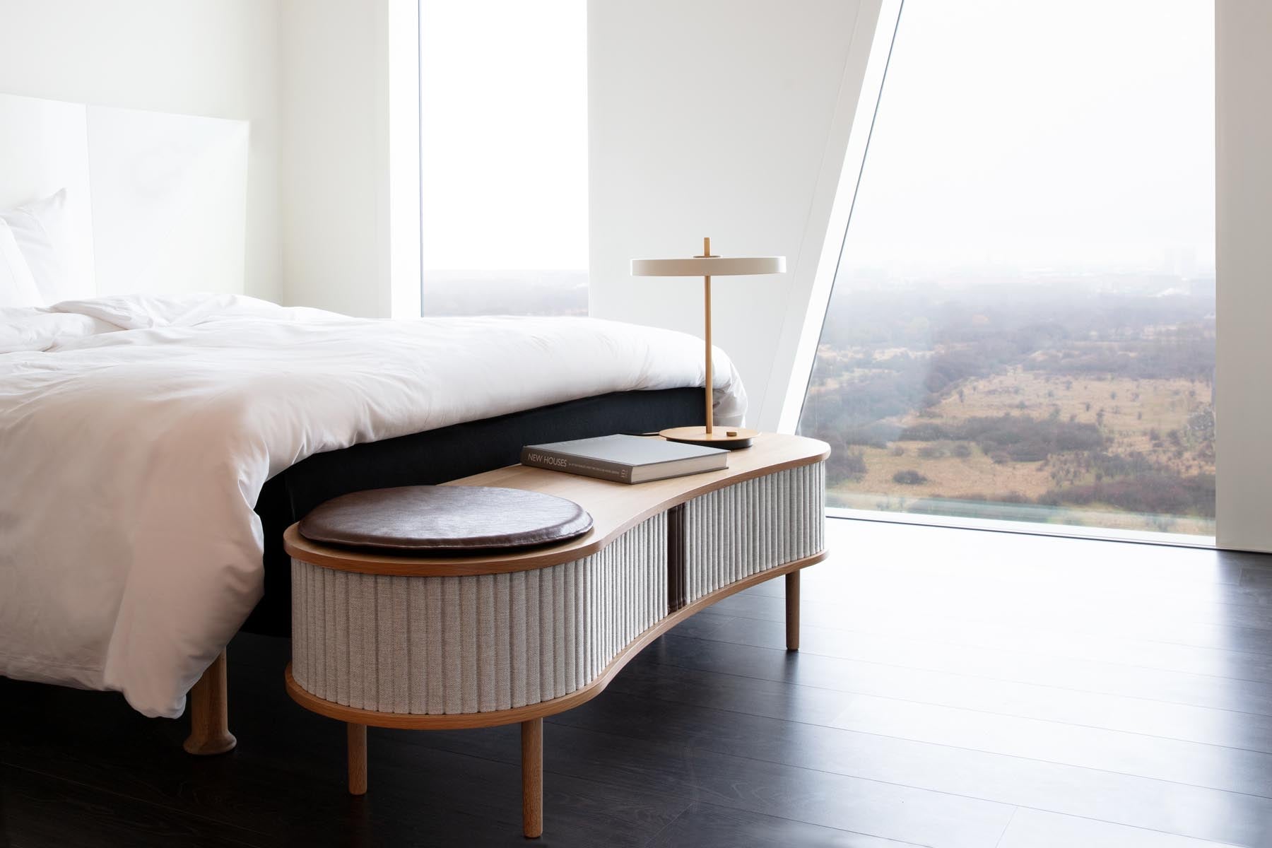 Elegante Audacious TV Bank von Umage in stilvollem Design, ideal für die Präsentation von Fernsehern und zur Aufbewahrung von Medien.
