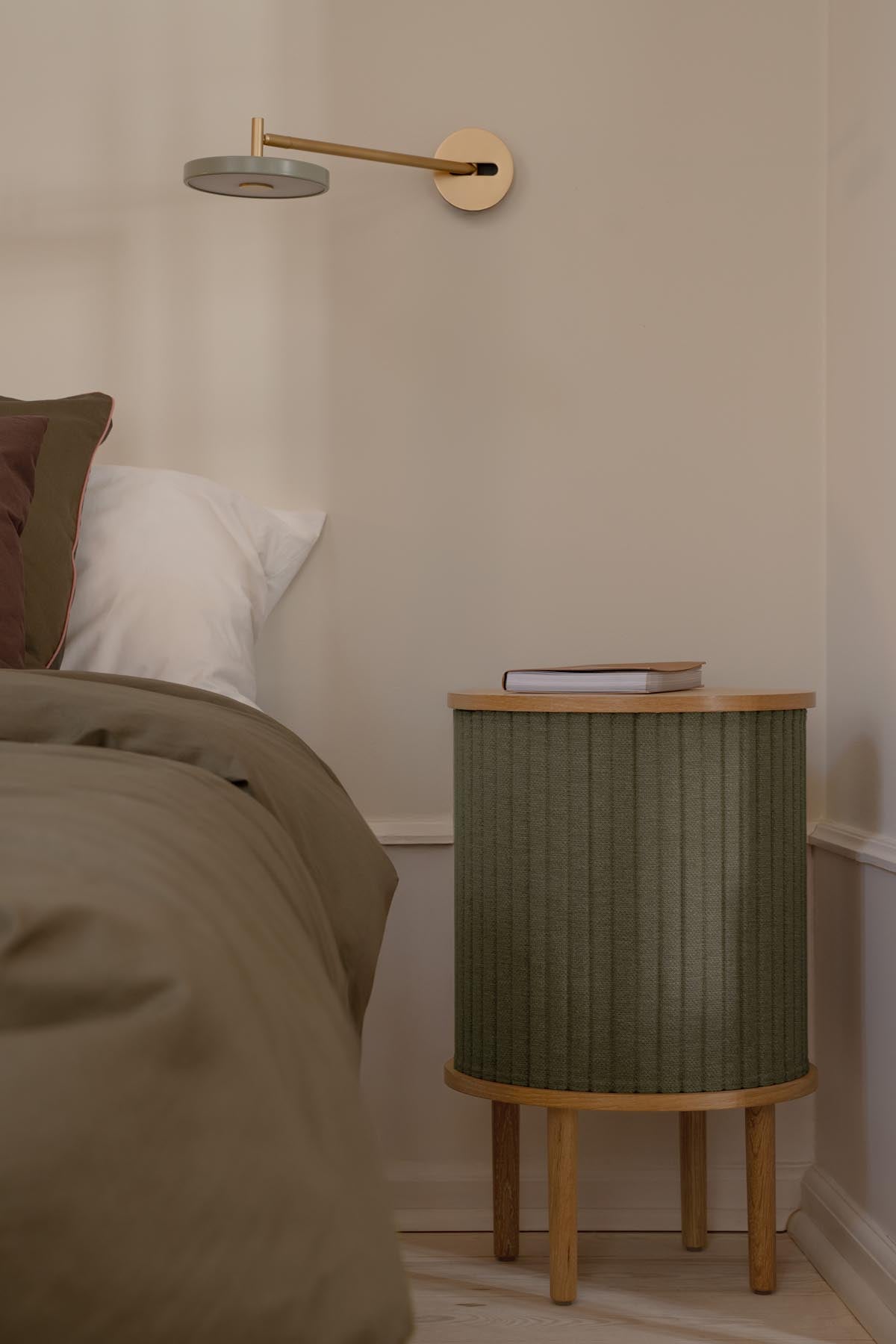 Stylisches Audacious Sideboard Mini von Umage, perfekt für kompakte Wohnräume, bietet modernes Design und praktischen Stauraum.