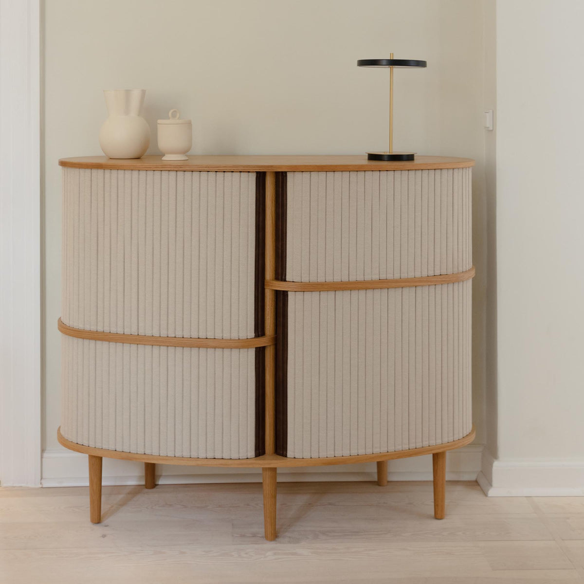 Audacious Highboard in White Sands präsentiert im Onlineshop von KAQTU Design AG. High-Sideboard ist von Umage