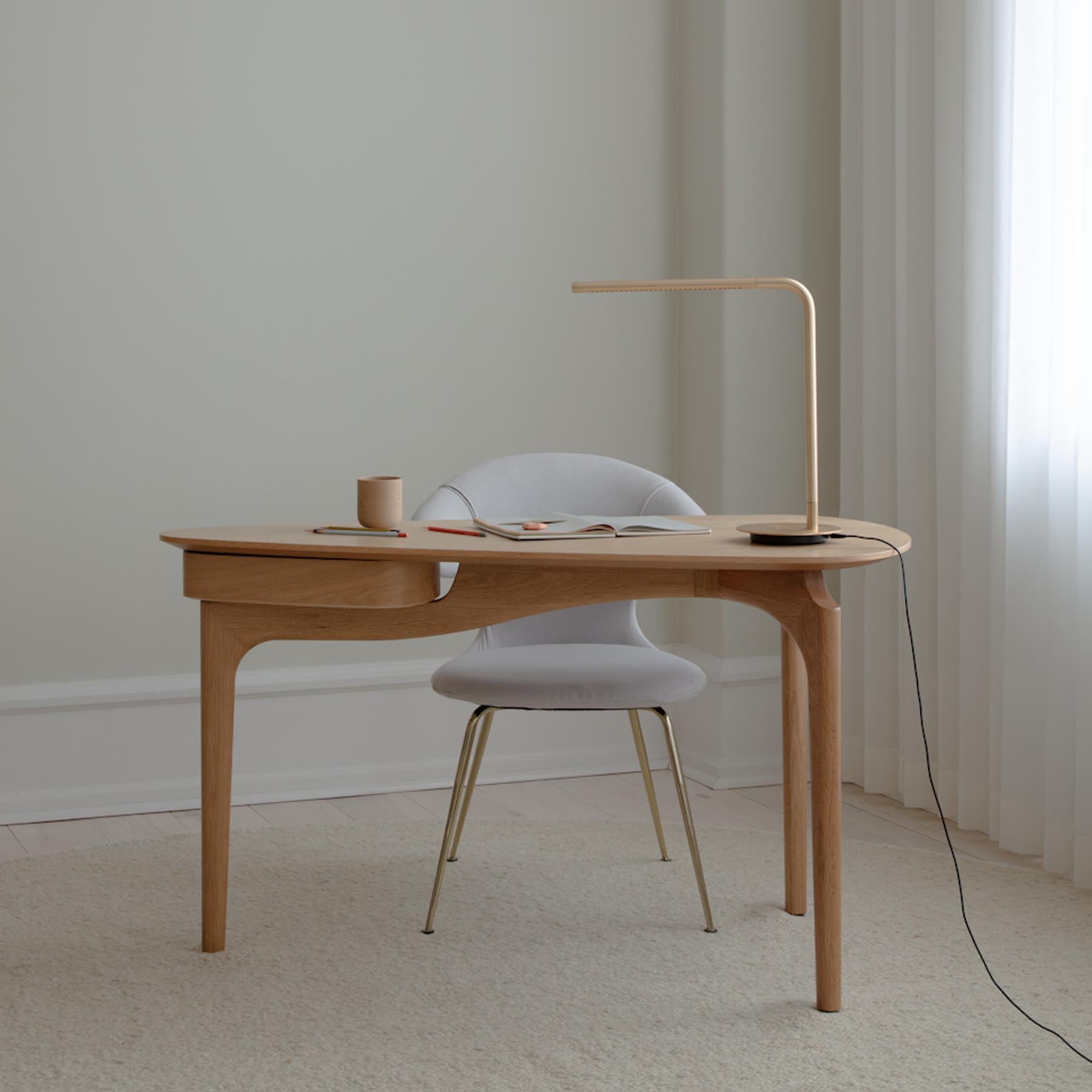 Eleganter Duende Schreibtisch aus Eiche, ideal für modernes Arbeiten und stilvolle Büros, präsentiert von Umage.