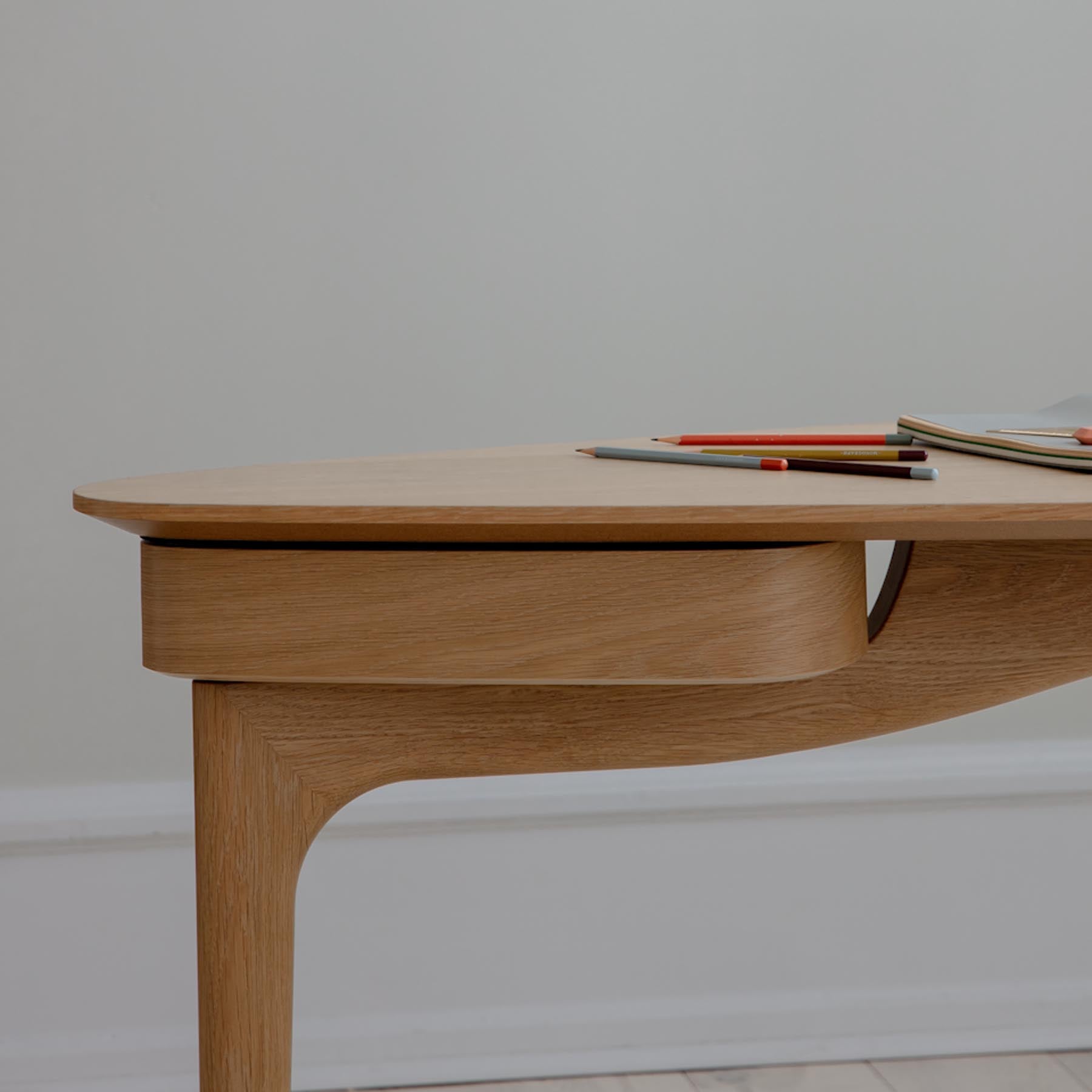 Eleganter Duende Schreibtisch aus edlem Eichenholz, ideal für inspirierende Arbeitsplätze und modernes Bürodesign von Umage.
