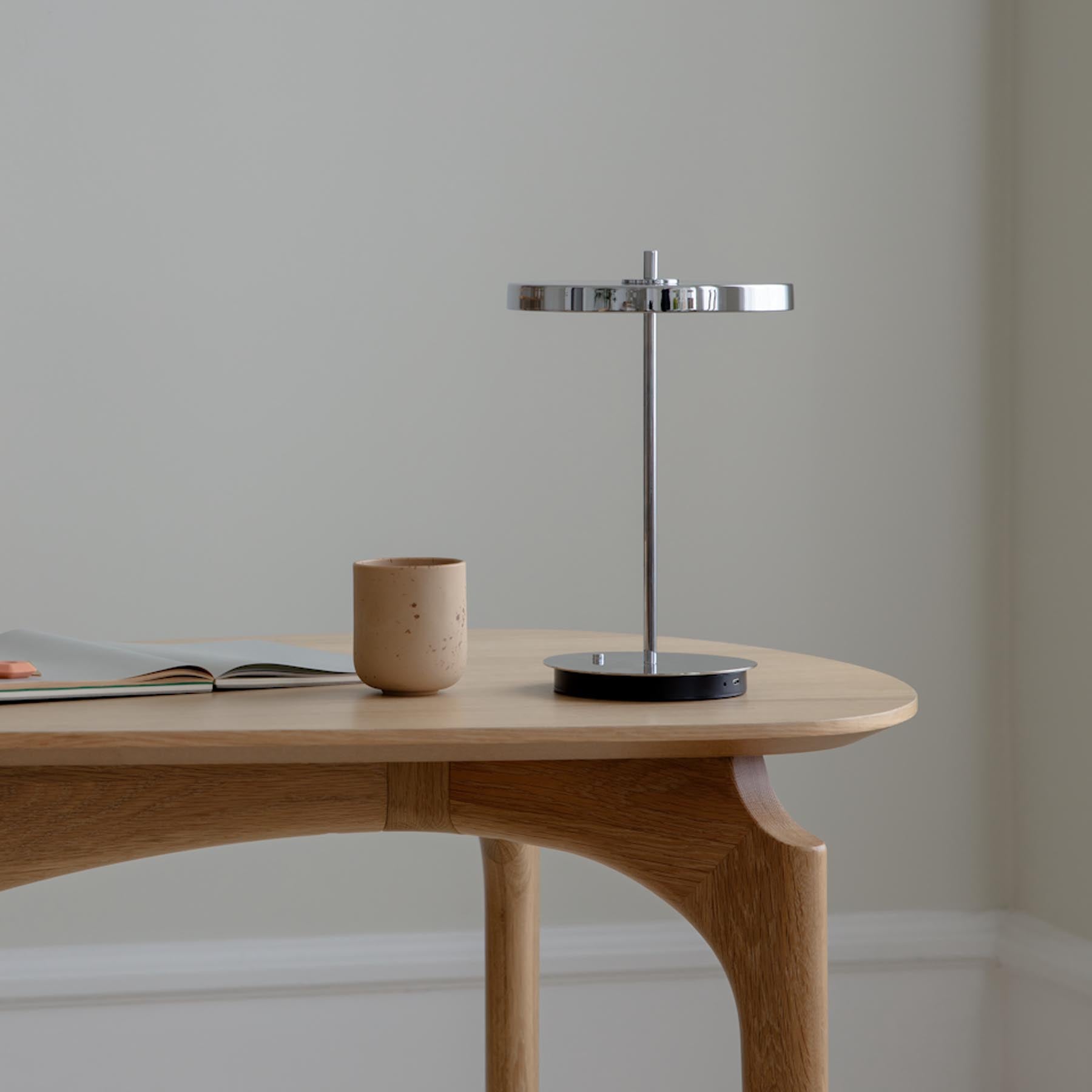 Eleganter Duende Schreibtisch aus edlem Eichenholz, ideal für inspirierende Arbeitsplätze und modernes Design von Umage.