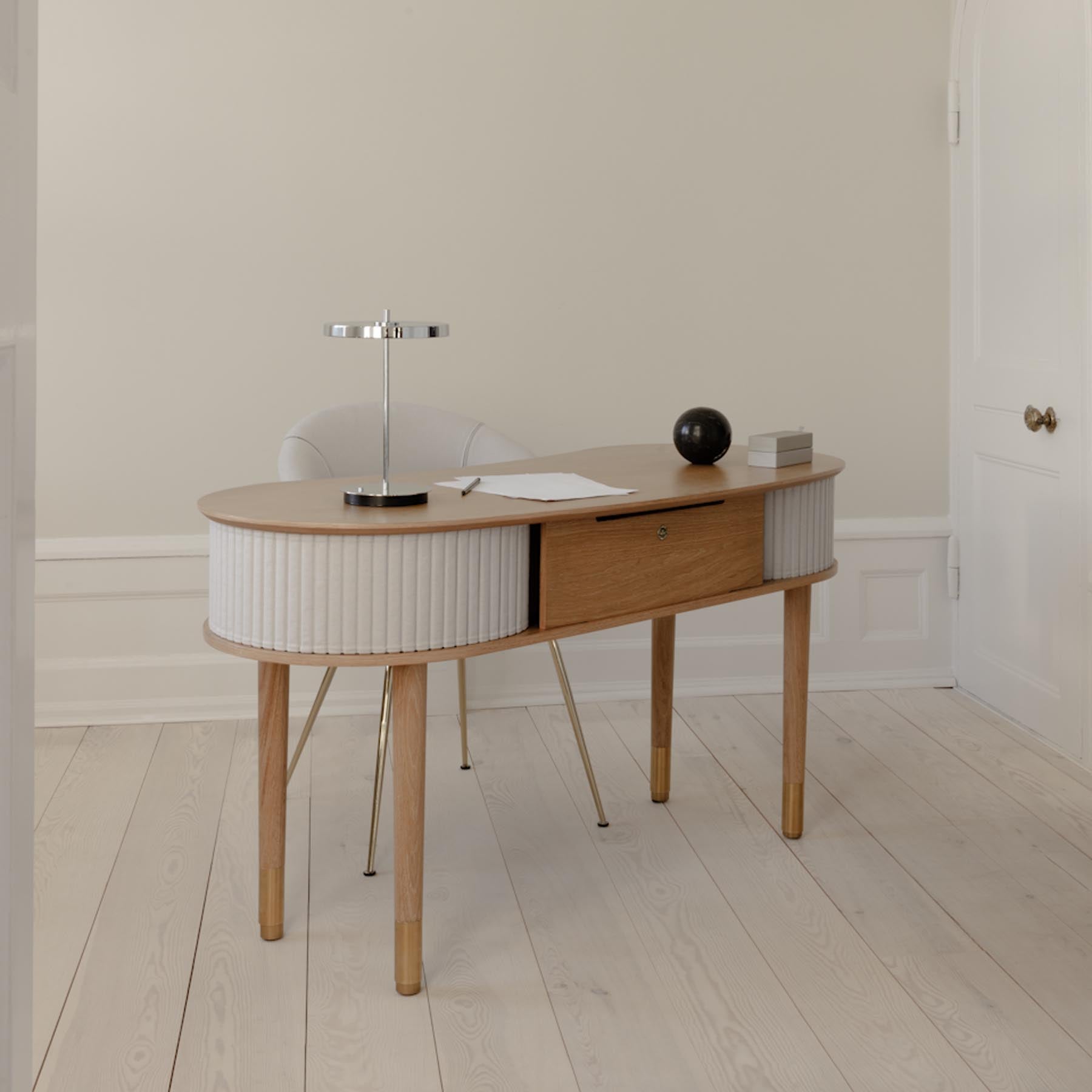 Eleganter Audacious Schreibtisch von Umage in stilvollem Sterling, ideal für modernes Arbeiten und kreatives Gestalten.
