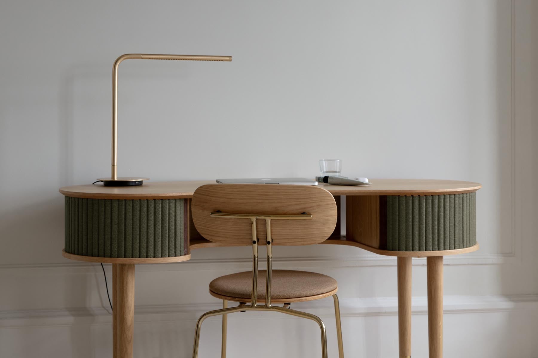 Eleganter Audacious Schreibtisch von Umage in stilvollem Design, ideal für modernes Arbeiten und kreative Projekte.