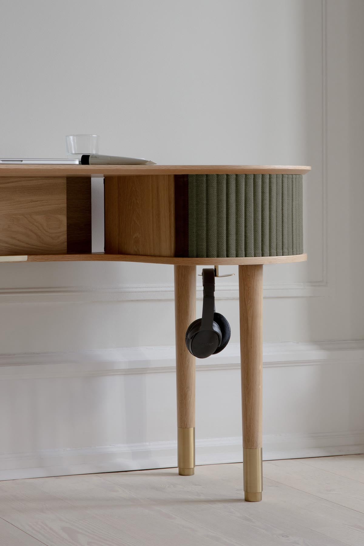 Moderner Audacious Schreibtisch von Umage, kombiniert Funktionalität mit ästhetischem Design, perfekt für inspirierende Arbeitsumgebungen.
