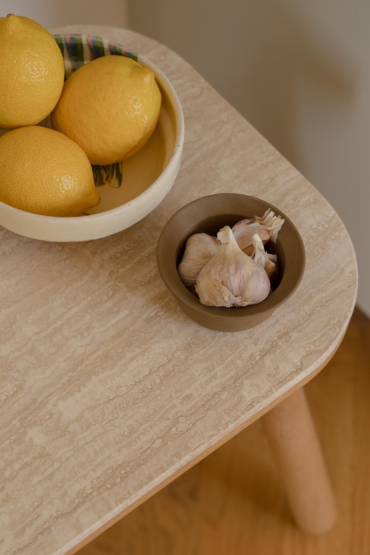 Eleganter Paff low Beistelltisch von Umage in Travertin, ideal für stilvolle Akzente in jedem Wohnraum.