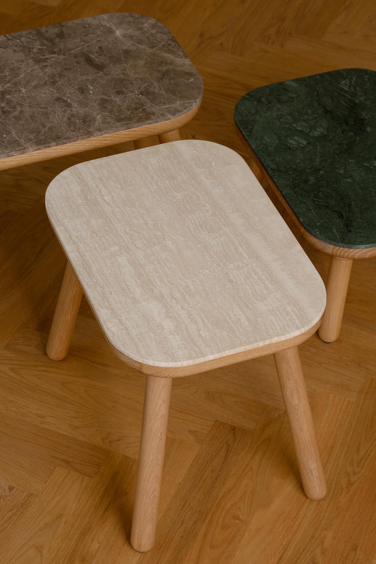 Moderner Paff low Beistelltisch von Umage, gefertigt aus edlem Travertin, perfekt für geschmackvolle Einrichtungsideen und gemütliche Atmosphären.