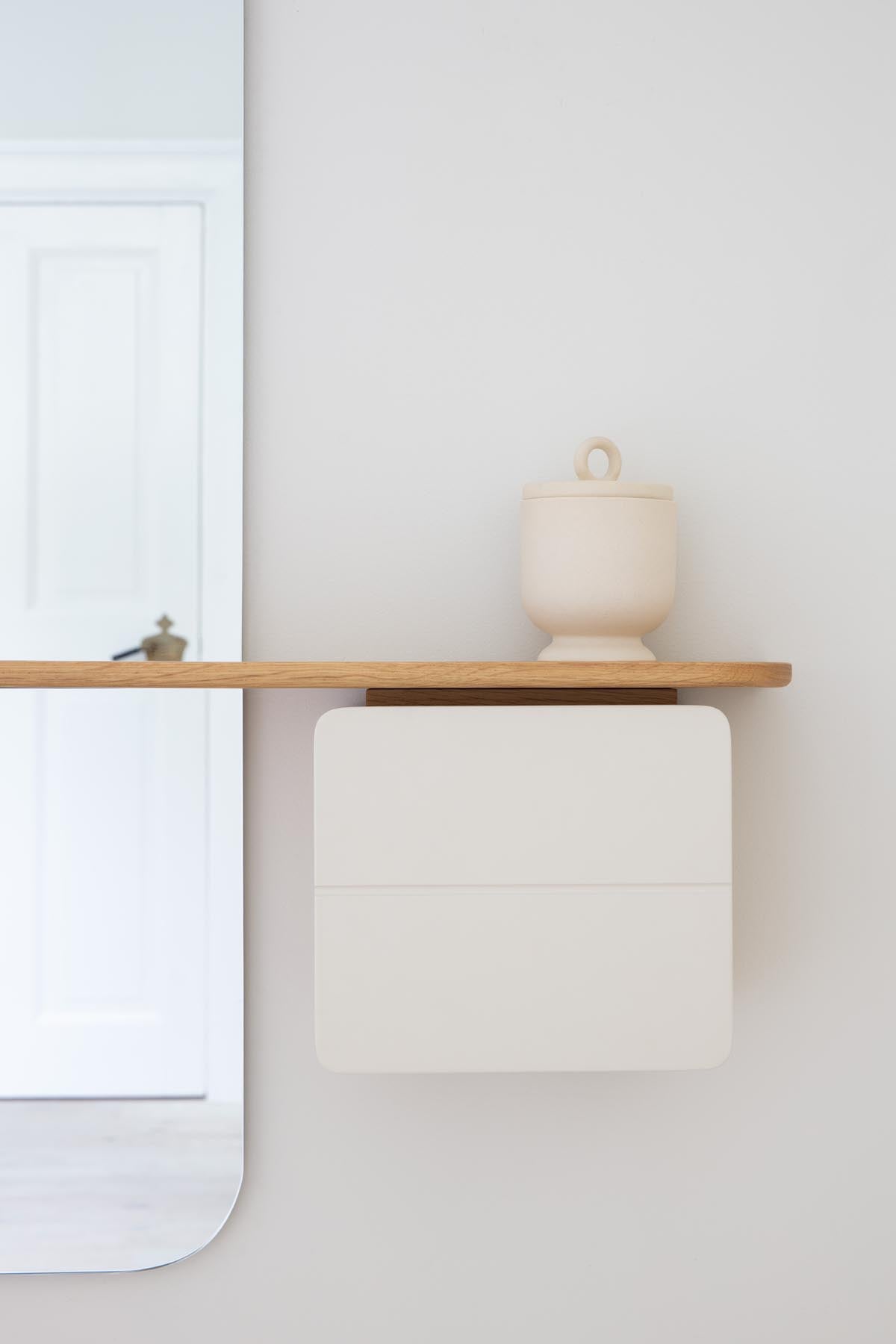 Modernes Wandregal One More Look in Pearl White von Umage, perfekt für die kreative Gestaltung und Organisation von Wohnräumen.