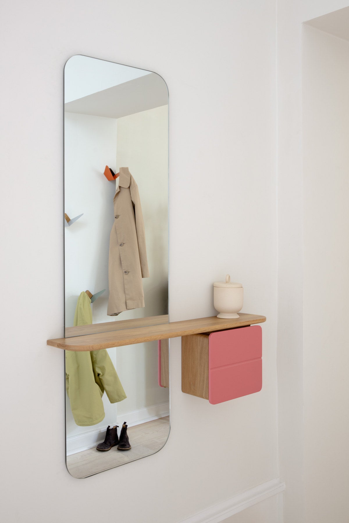 One More Look Wandregal in Nuance Rose präsentiert im Onlineshop von KAQTU Design AG. Wandregal ist von Umage