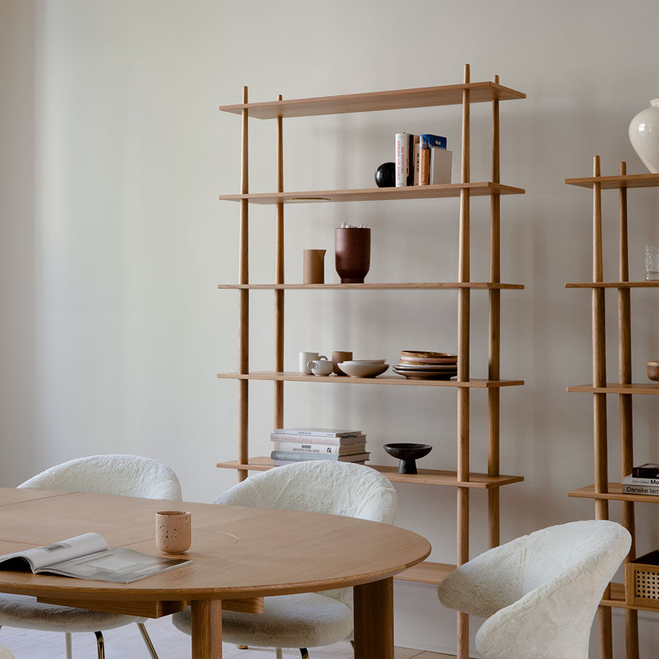 Elegantes Standregal aus Eichenholz, ausgestattet mit drei passenden Boxen, ideal für eine stilvolle und praktische Raumgestaltung.