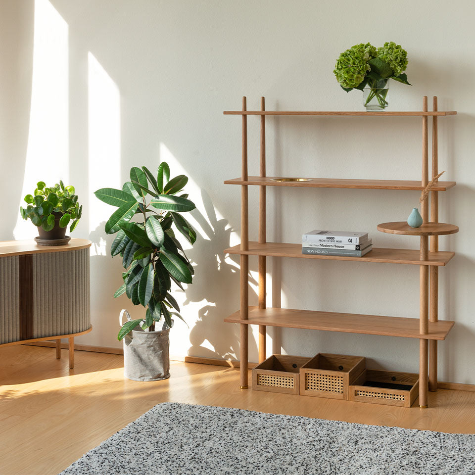 Modernes Standregal aus hochwertigem Eichenholz, inklusive drei stilvollen Aufbewahrungsboxen für Ordnung und Design in jedem Raum.