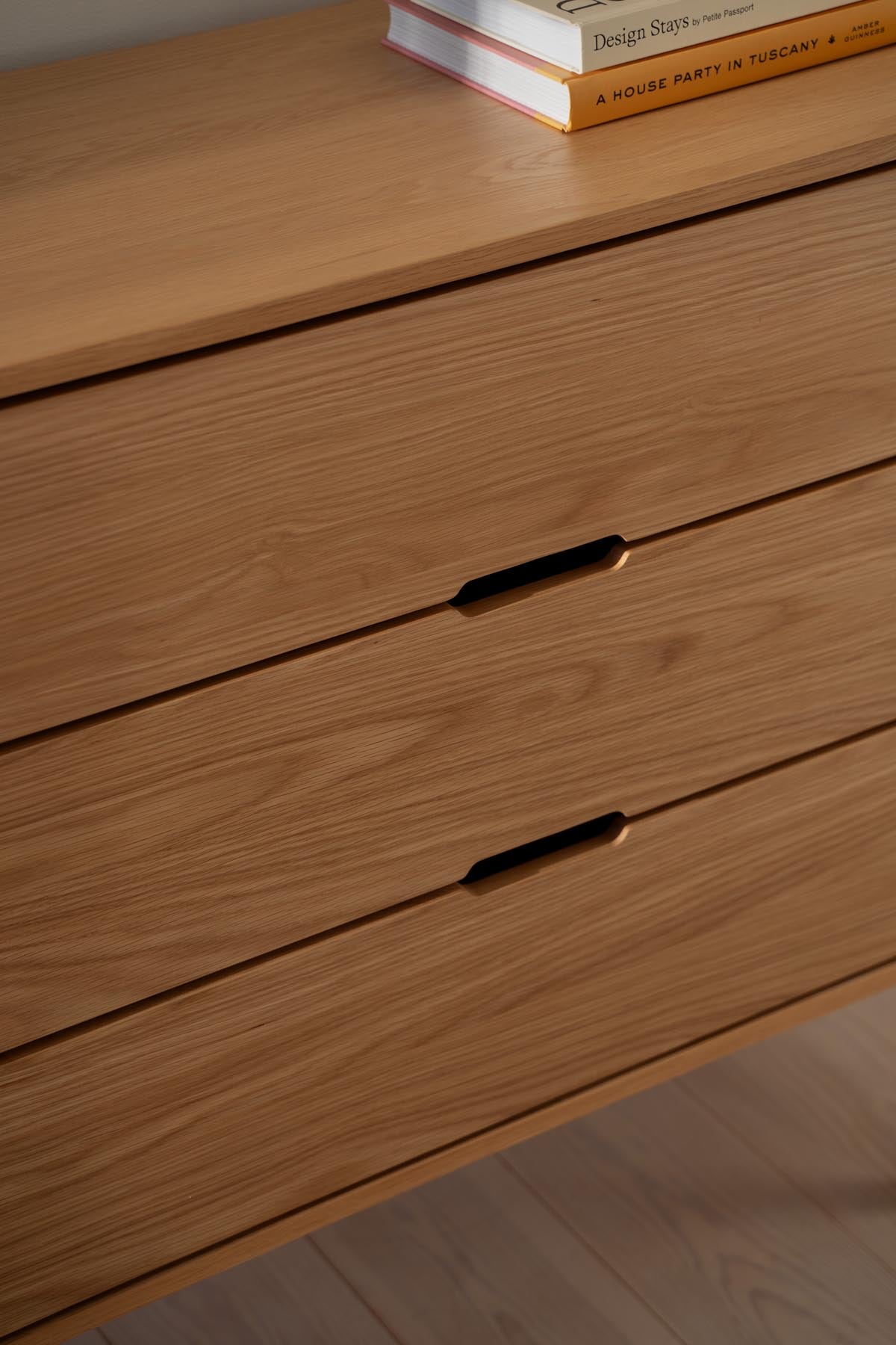 Stilvolle Kommode Treasures von Umage, gefertigt aus hochwertigem venezianischem Rohrgeflecht, perfekt für modernes Wohndesign.