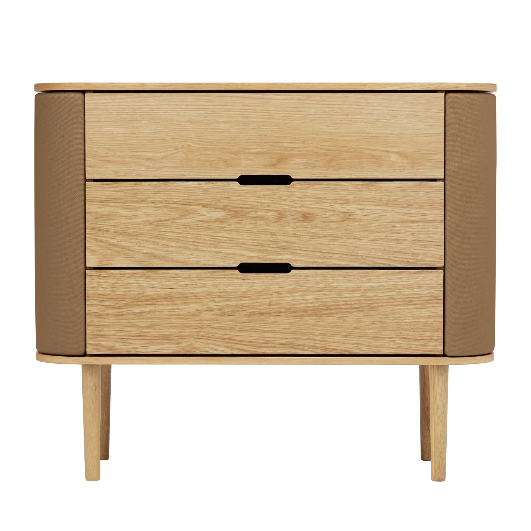Moderne Treasures Kommode in warmem Sugar Brown von Umage, perfekt für funktionale Eleganz und geschmackvolle Einrichtung in jedem Zuhause.