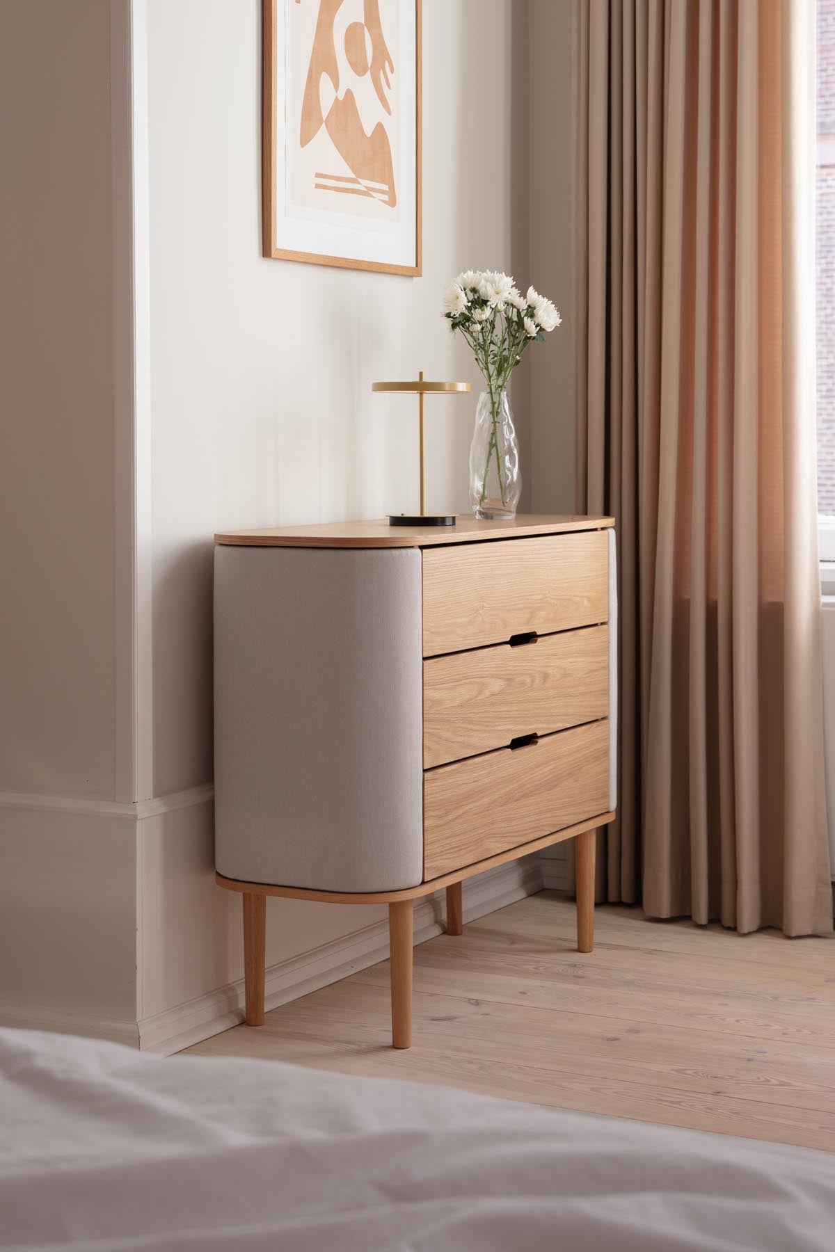 Elegante Treasures Dresser in White Sands von Umage, ideal für stilvolle Wohnräume und funktionale Aufbewahrung.