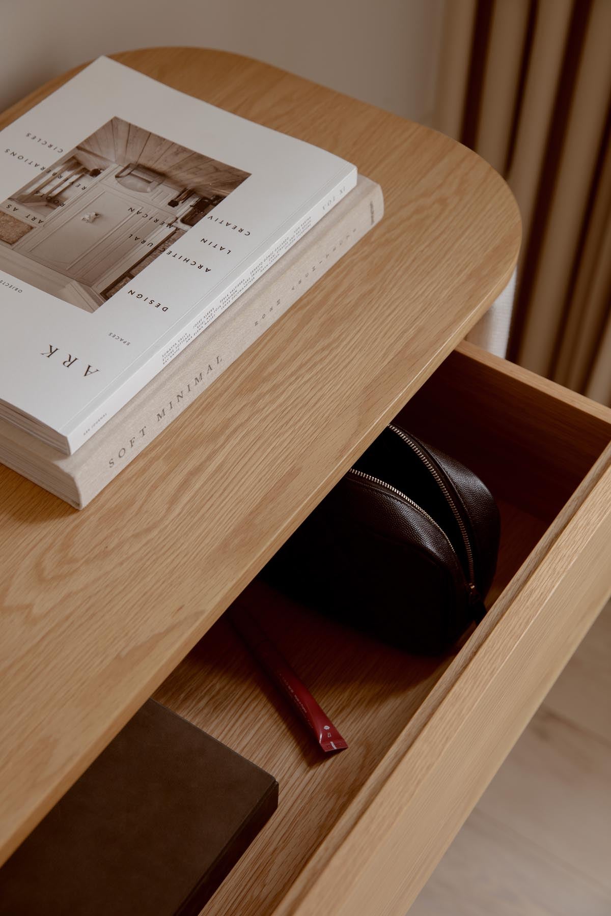 Moderne Kommode Treasures Dresser von Umage in sanften Weißtönen, perfekt für eine stilvolle und praktische Raumgestaltung.