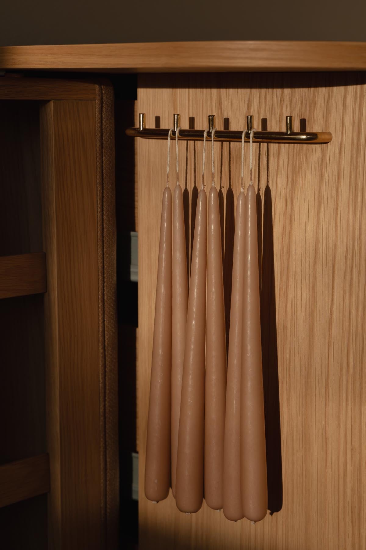 Elegante Treasures Dresser Kommode von Umage in sanften Weißtönen, ideal für eine harmonische und funktionale Einrichtung.