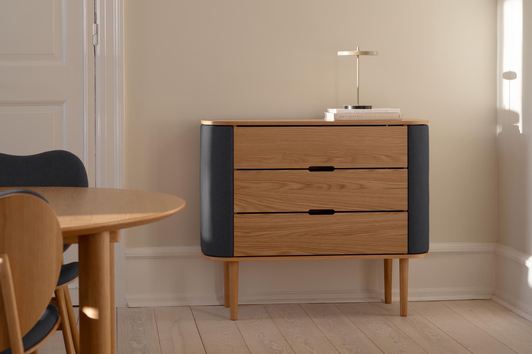 Elegante Treasures Dresser von Umage in stilvollem Shadow-Finish, ideal für moderne Wohnräume und funktionale Aufbewahrung.