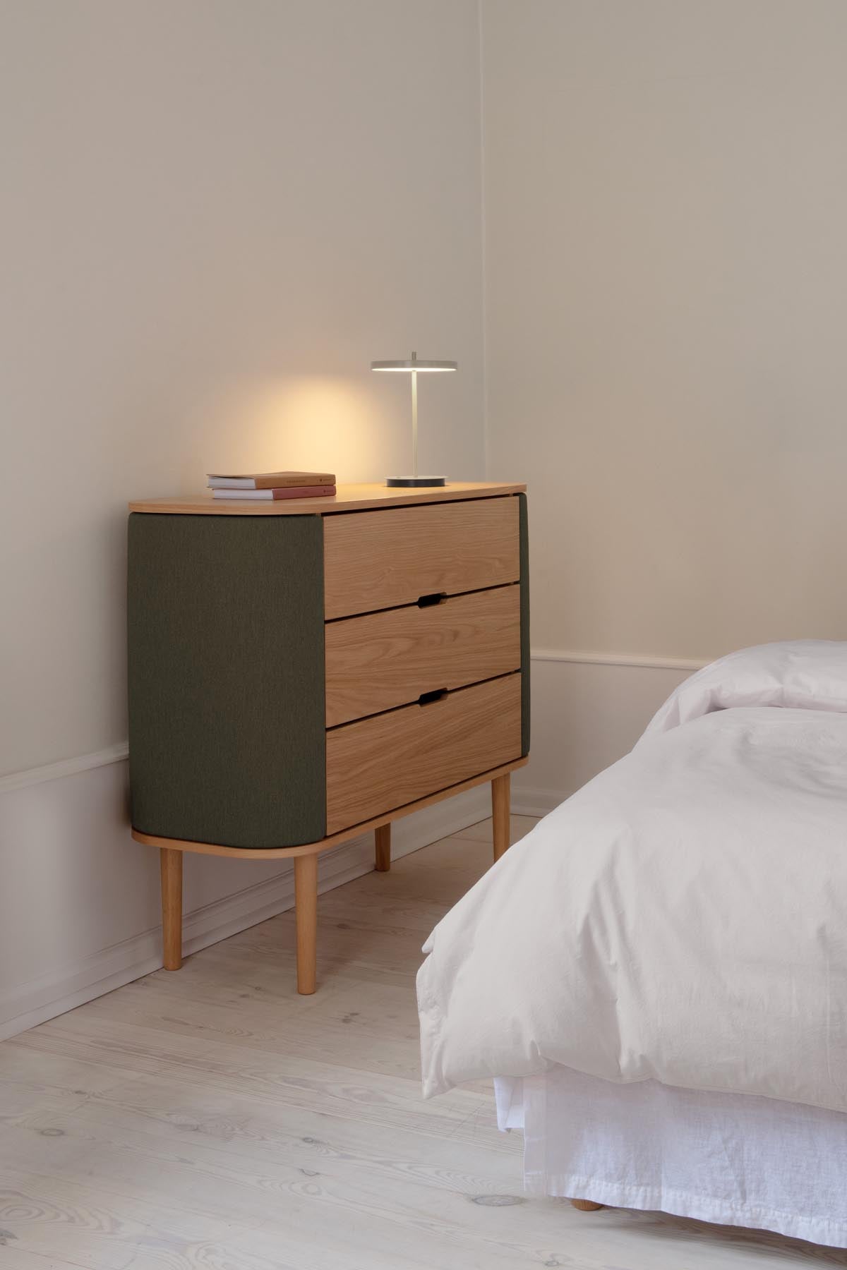 Elegante Treasures Dresser von Umage in sanften Farben, ideal für stilvolle Wohnräume und funktionale Aufbewahrung.
