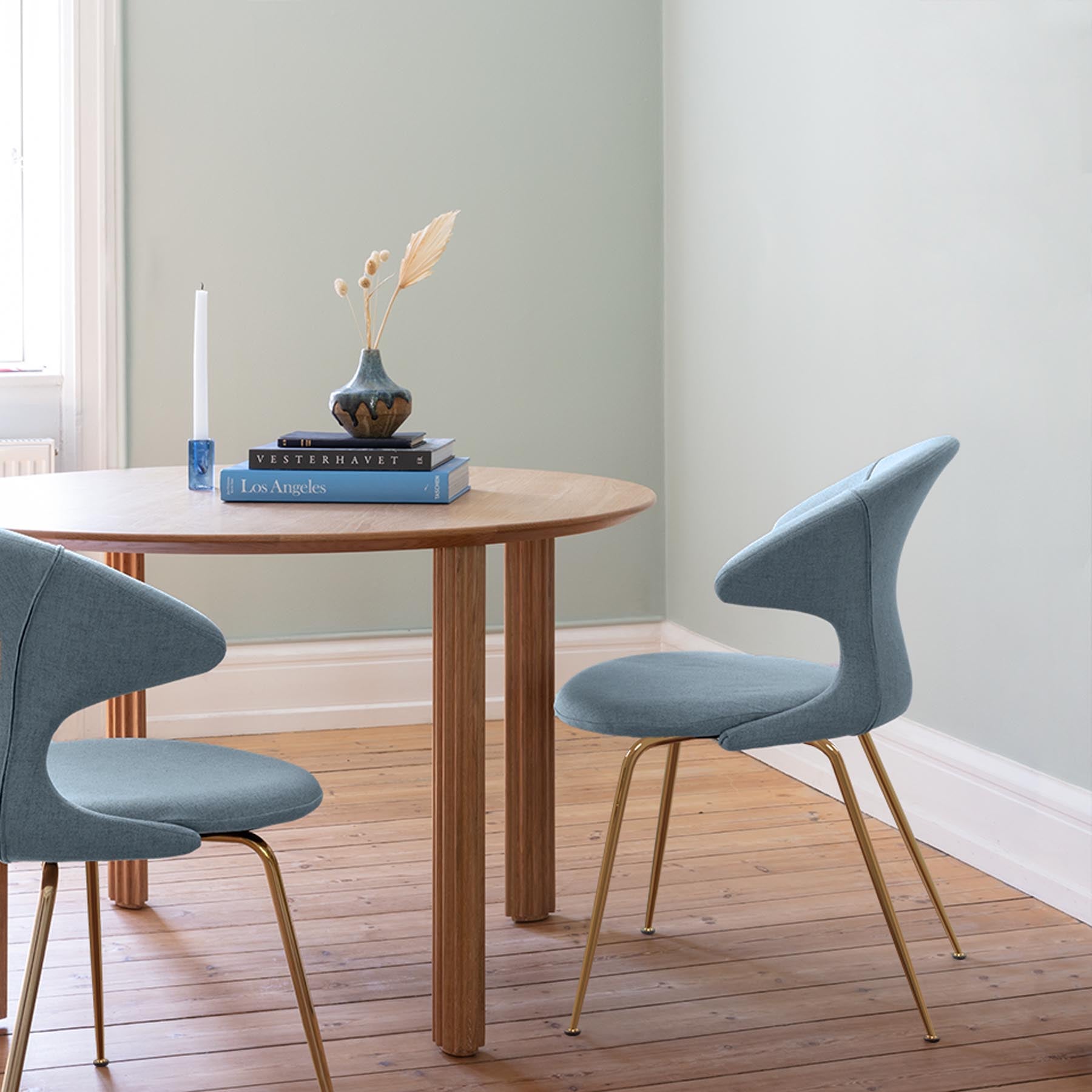 Eleganter Comfort Circle Esstisch von Umage, gefertigt aus edler Eiche, ideal für stilvolle Essbereiche und gesellige Zusammenkünfte.