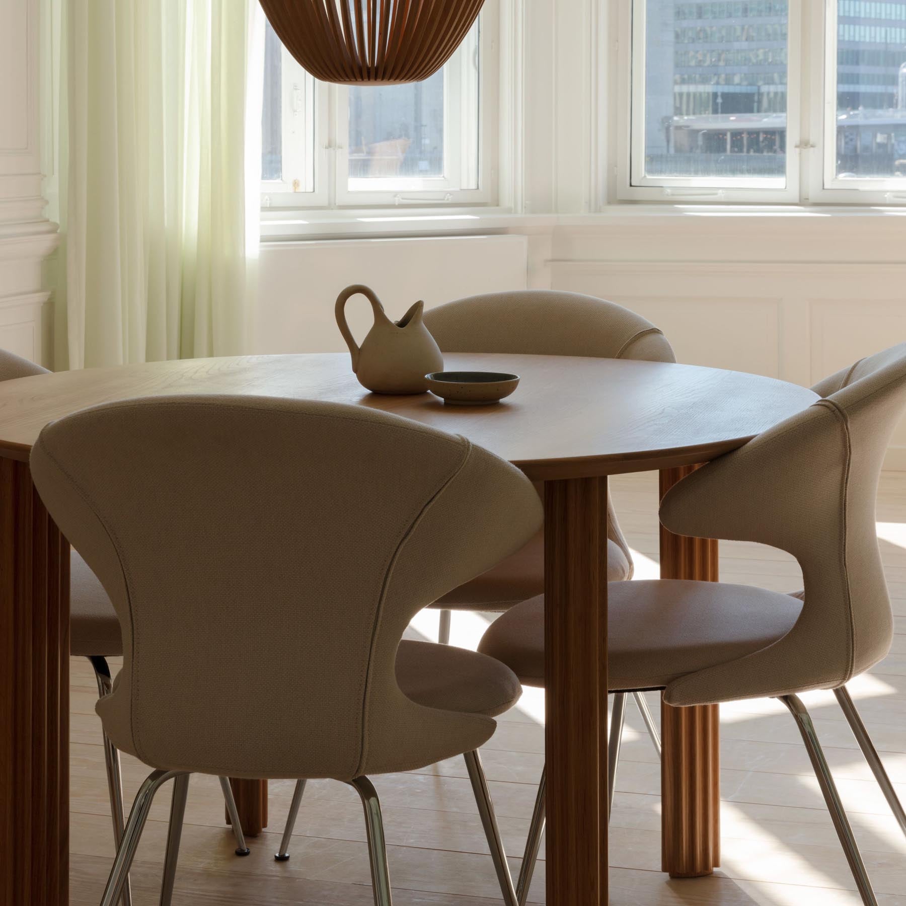 Moderner Comfort Circle Esstisch von Umage aus hochwertiger Eiche, perfekt für gemütliche Esszimmer und gesellige Runden.