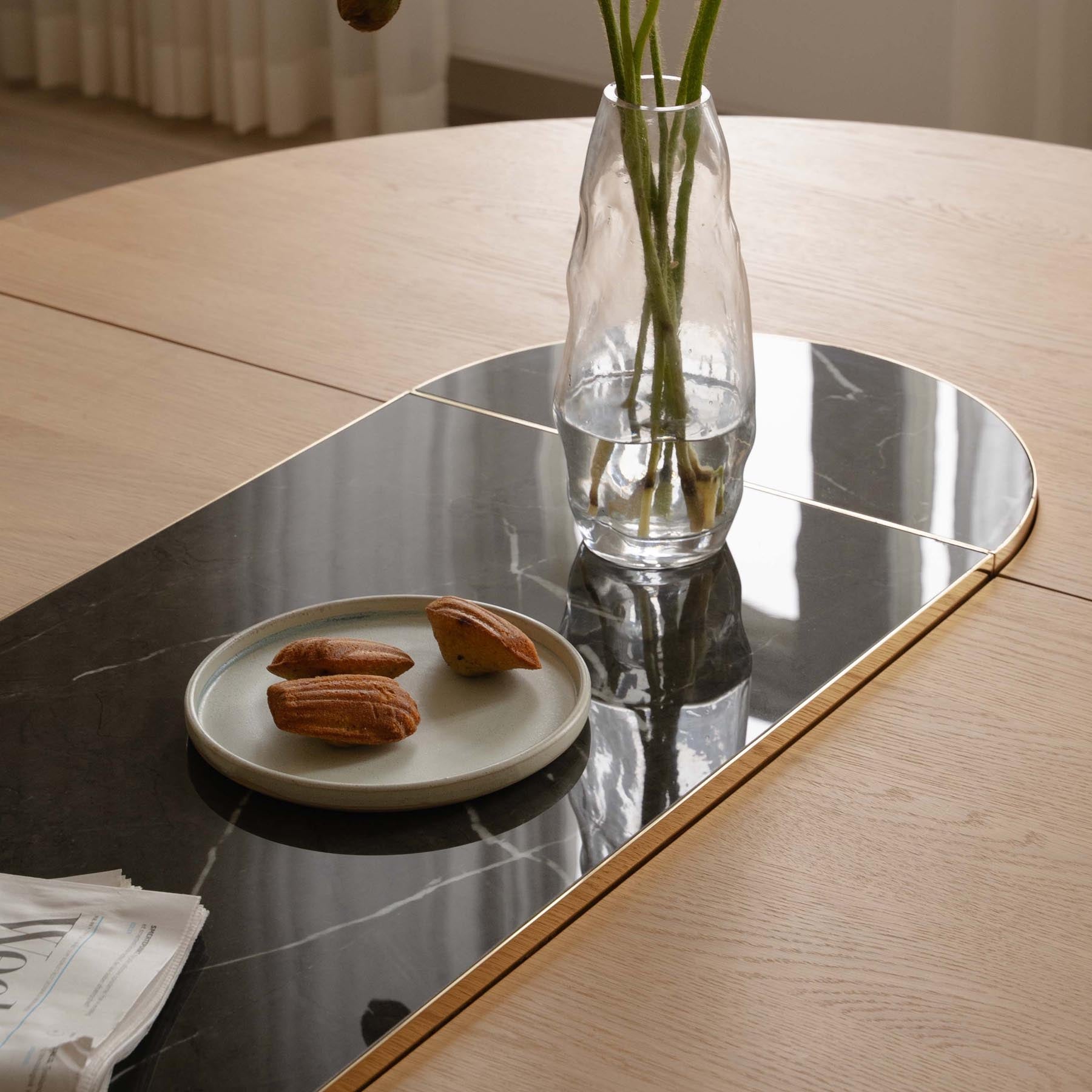 Eleganter Comfort Circle Esstisch von Umage, ausziehbar und in stilvollem Nero brass/Rippled Design, ideal für moderne Essbereiche.