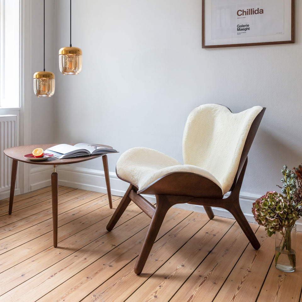 Stilvoller Low Sessel in Teddy White von Umage, perfekt für gemütliche Gespräche und modernes Wohndesign.