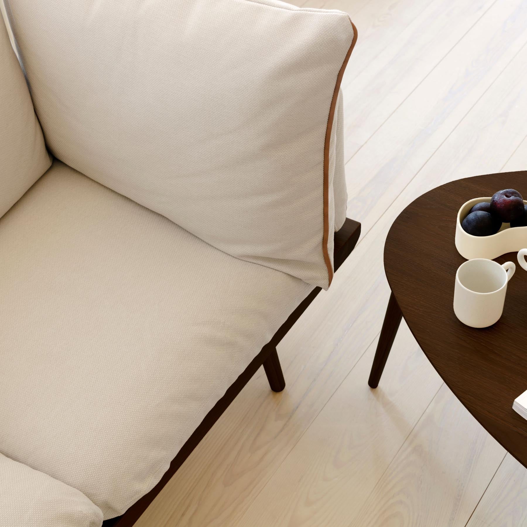 Elegantes 3-Sitzer Sofa Lounge Around von Umage, ideal für stilvolle Entspannung und harmonische Wohnatmosphäre in sanften Tönen.
