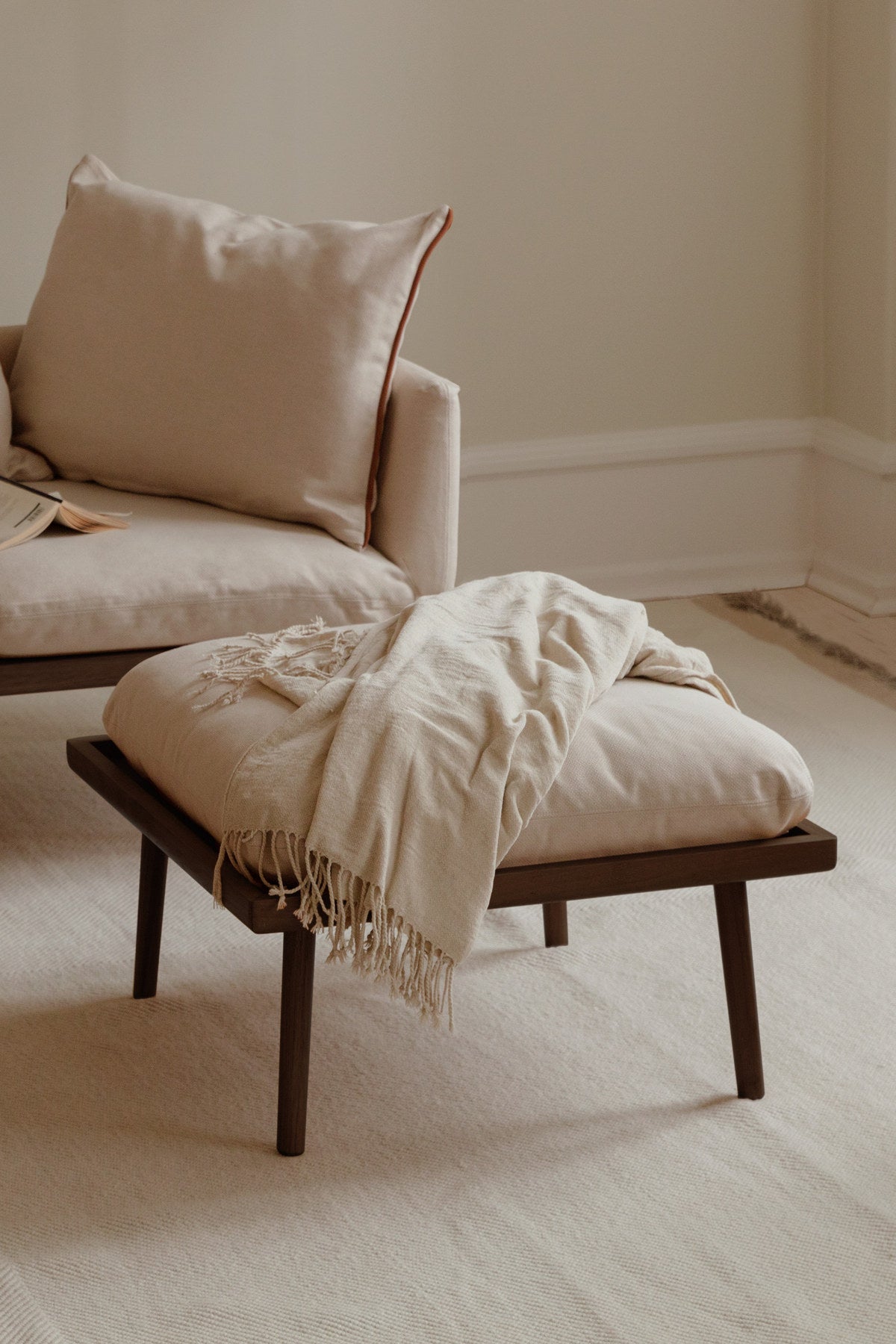 Lounge Around Shuffle Beistelltisch in White Sands präsentiert im Onlineshop von KAQTU Design AG. Pouf ist von Umage