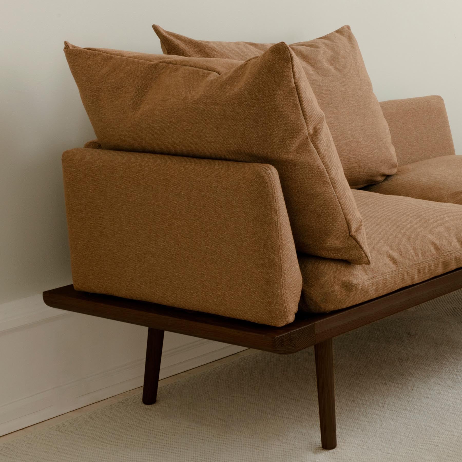 Stylisches 1.5-Sitzer Sofa Lounge Around in sanftem Sugar Brown, ideal für entspannte Stunden und stilvolle Einrichtung.
