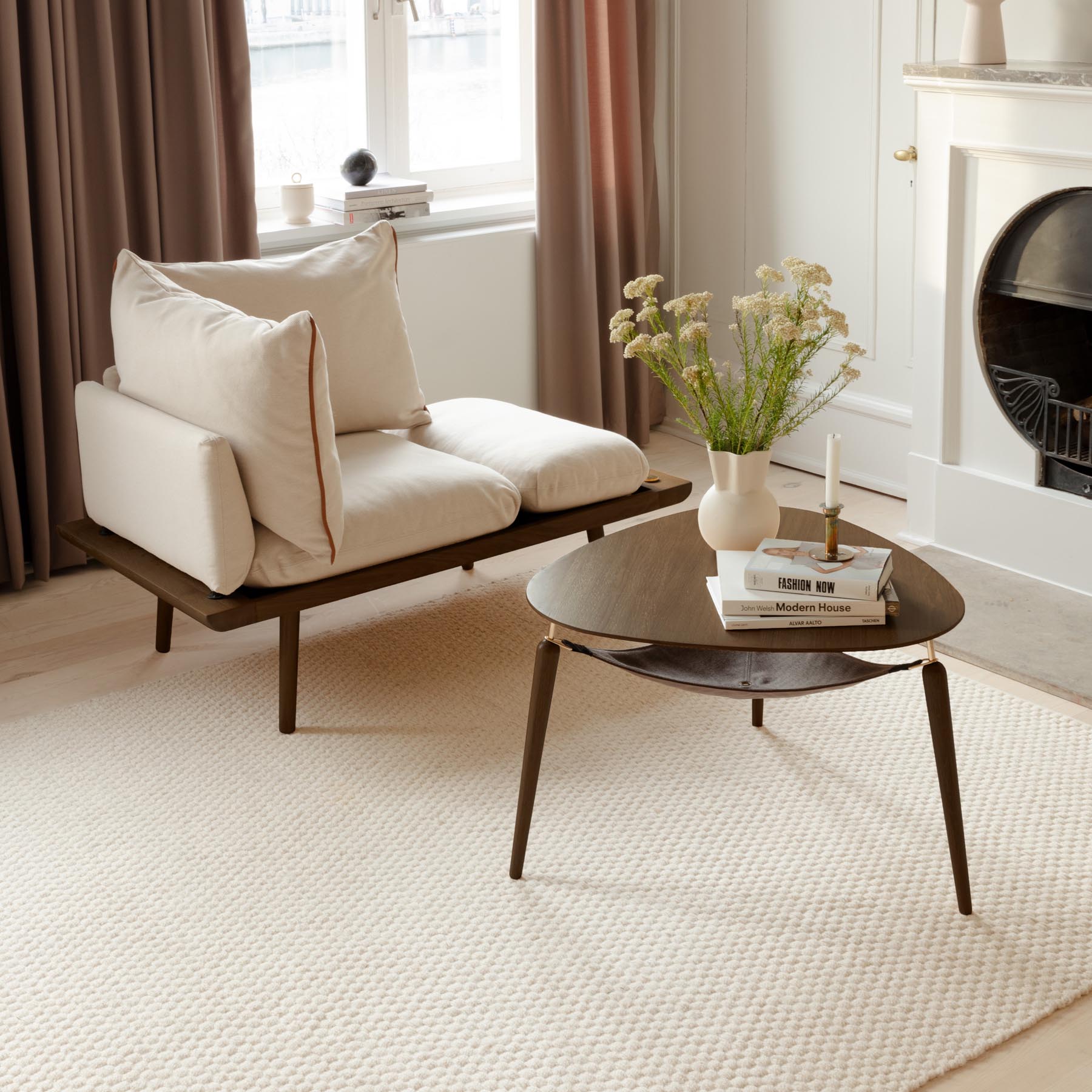 Stylisches 1.5-Sitzer Sofa Lounge Around von Umage, ideal für gemütliche Stunden und zeitgemäße Einrichtung in sanften Tönen.