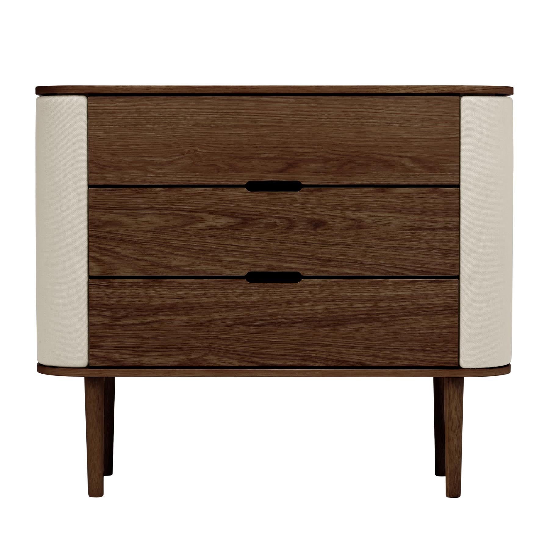 Elegante Treasures Dresser Kommode von Umage in sanften Weißtönen, ideal für eine stilvolle und praktische Raumgestaltung.