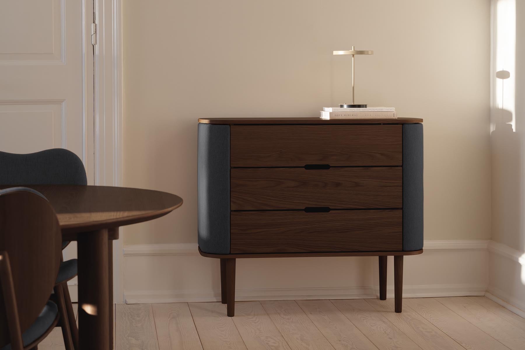 Elegante Treasures Dresser von Umage in edlem Shadow-Finish, ideal für eine stilvolle und praktische Raumgestaltung.