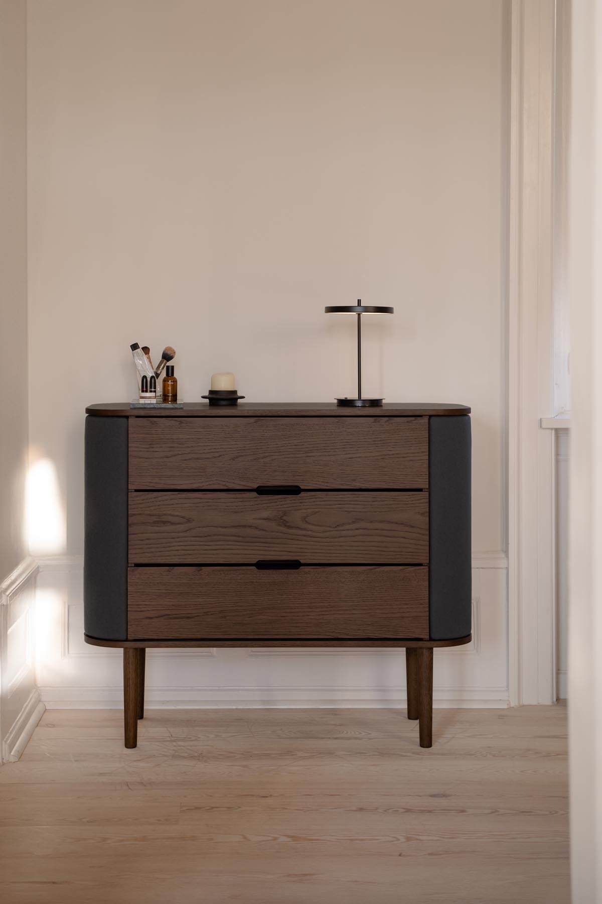 Moderne Kommode Treasures Dresser von Umage in Shadow-Finish, vereint Funktionalität und zeitloses Design für jeden Wohnraum.