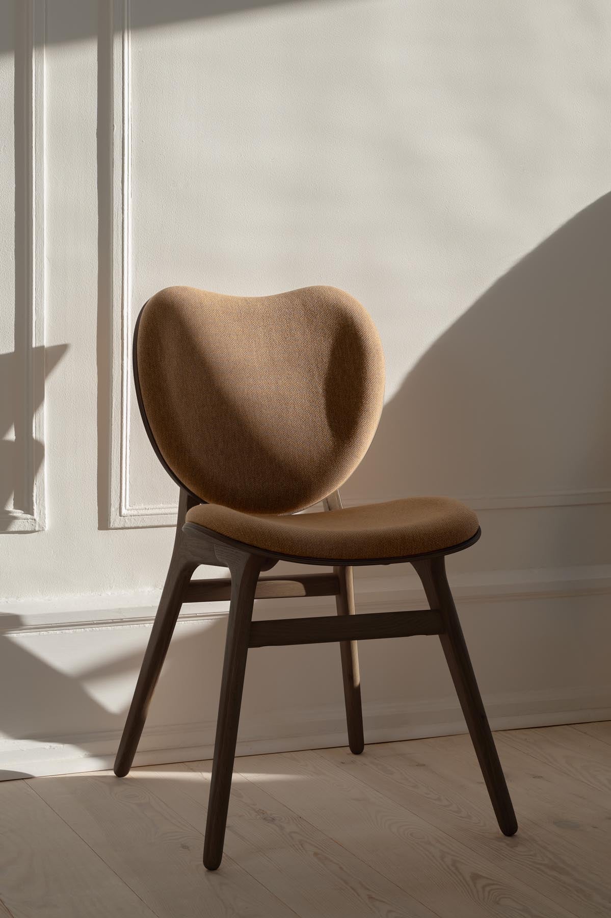 A Conversation Piece Esszimmerstuhl in Sugar Brown präsentiert im Onlineshop von KAQTU Design AG. Stuhl ist von Umage